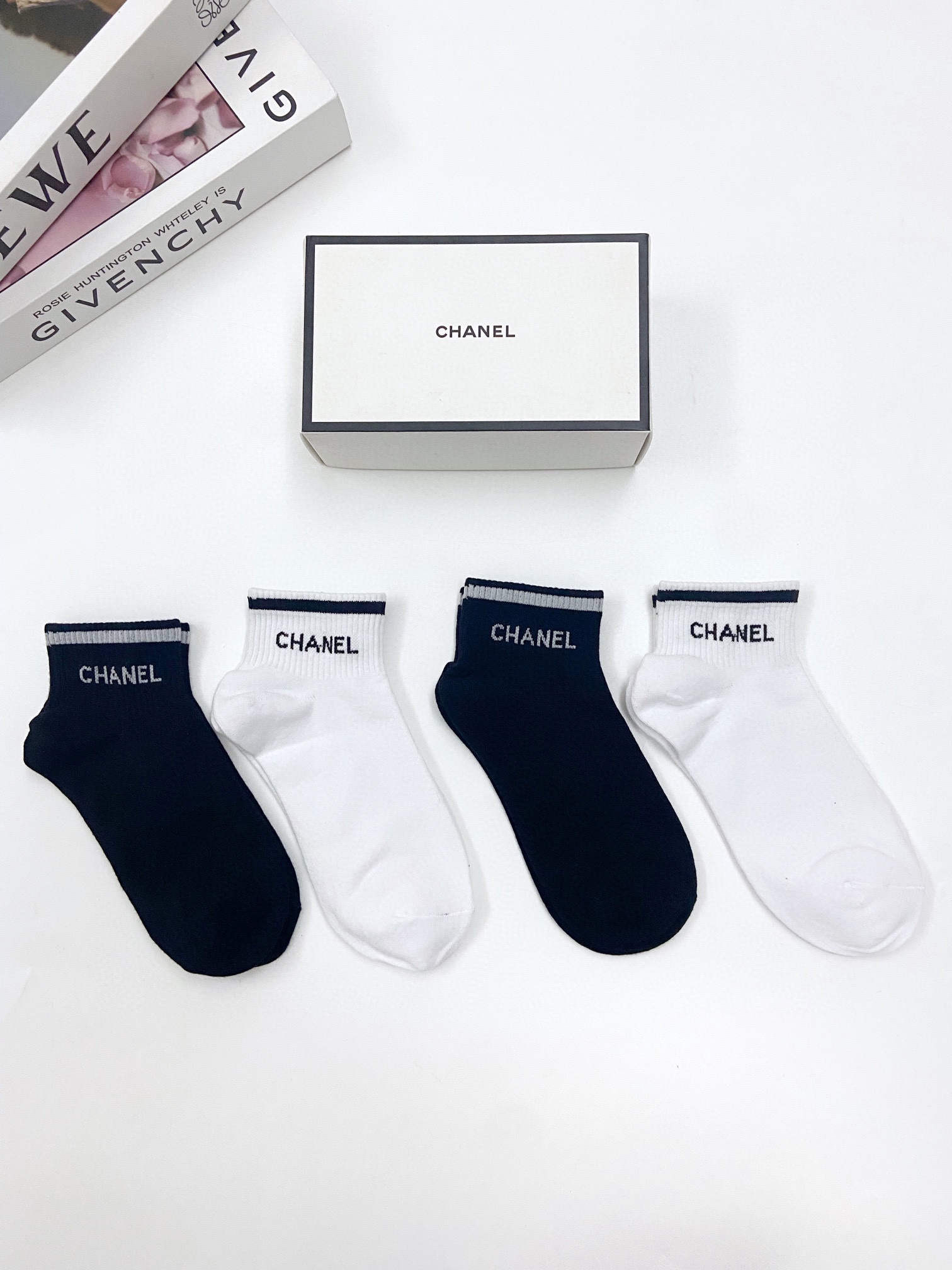 配包装一盒4双Chanel香奈儿经典字母logo纯棉短袜ins超火爆短袜纯棉面料潮人必备经典配色个性时尚