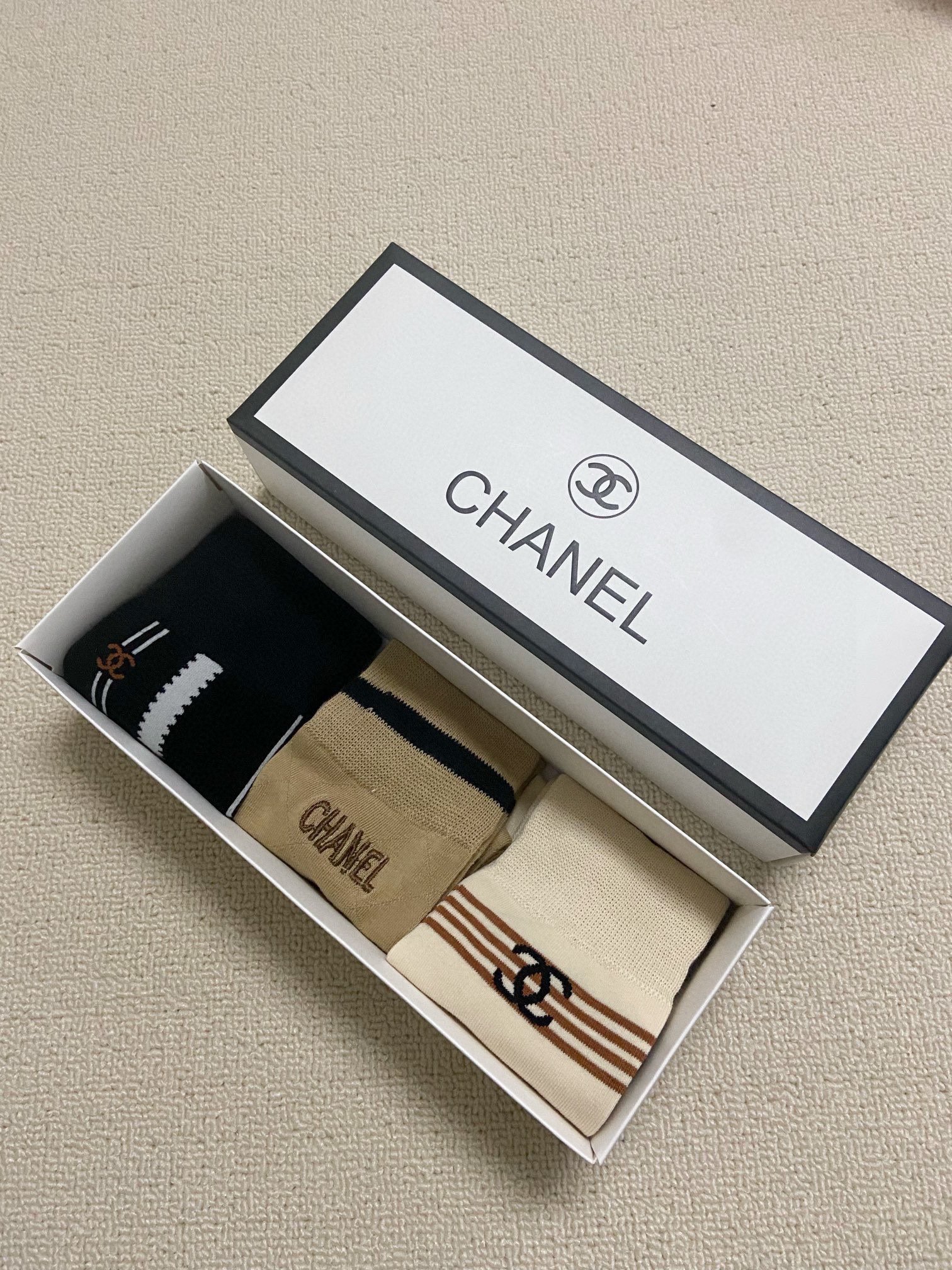 配包装一盒3双Chanel香奈儿经典刺绣字母logo纯棉中筒袜ins爆款！专柜在售ing好看到爆炸！超高
