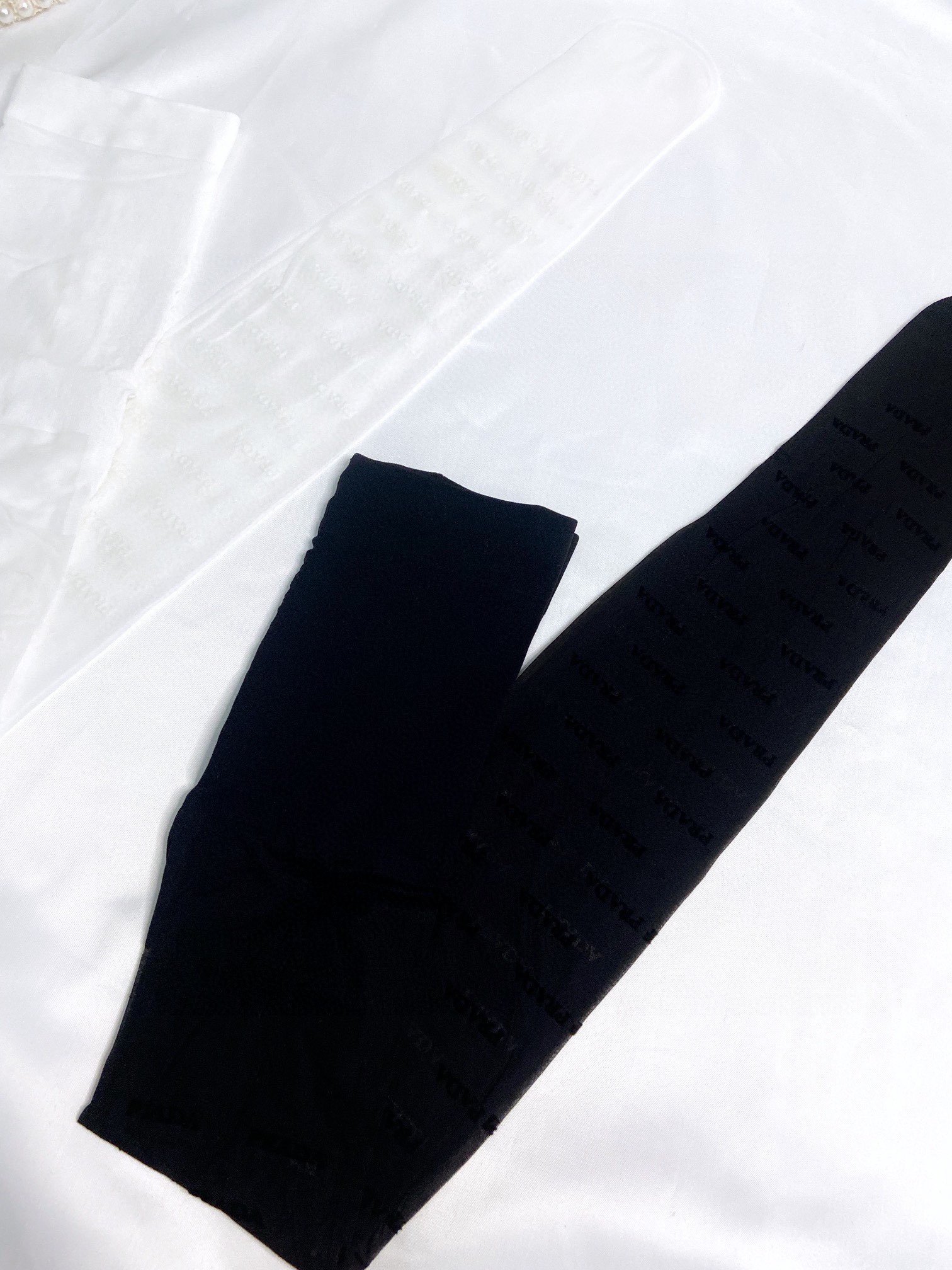 配包装一盒一双Prada普拉达经典植绒字母丝袜好看到爆炸欧美大牌丝袜一比一高版本制作可以看得到的工艺！潮