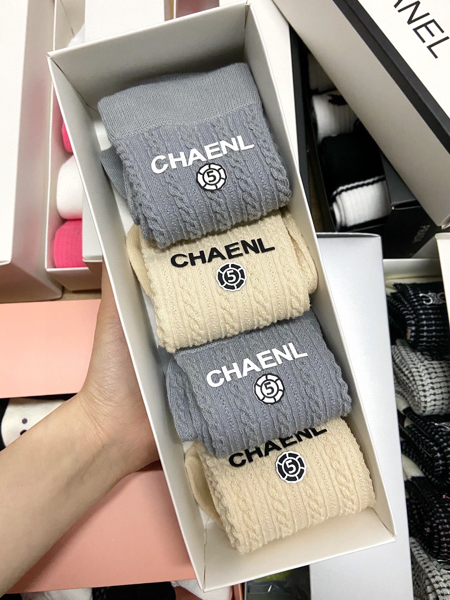 配包装一盒4双Chanel香奈儿经典字母logo透气纯棉中筒袜重工配饰ins超火爆红人同款精美面料潮人必