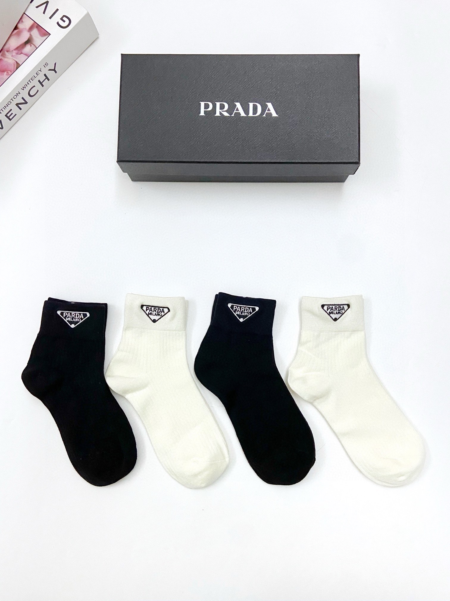 A00\n [A box of 4 doubles] \n Chane*L Chanel classic letters logo cotton socks, INS super hot socks, cotton fabrics, must -have, classic color matching personality and versatile, you deserve it