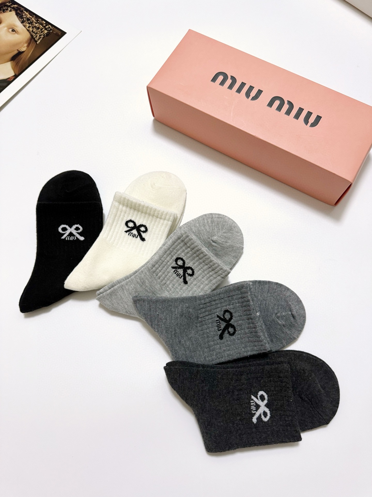 配包装一盒5双缪缪miumiu经典字母logo纯棉中筒袜ins超火爆小腿短袜纯棉面料潮人必备经典配色个性