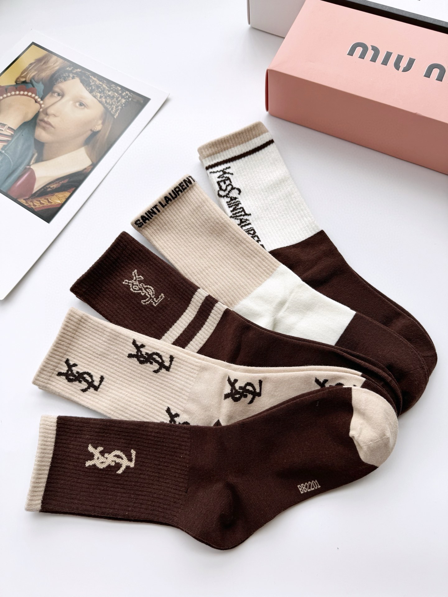 “Saint Laurent Stockings: Classic YSL Packaging in St. Roland with Excellence” - 图片 3