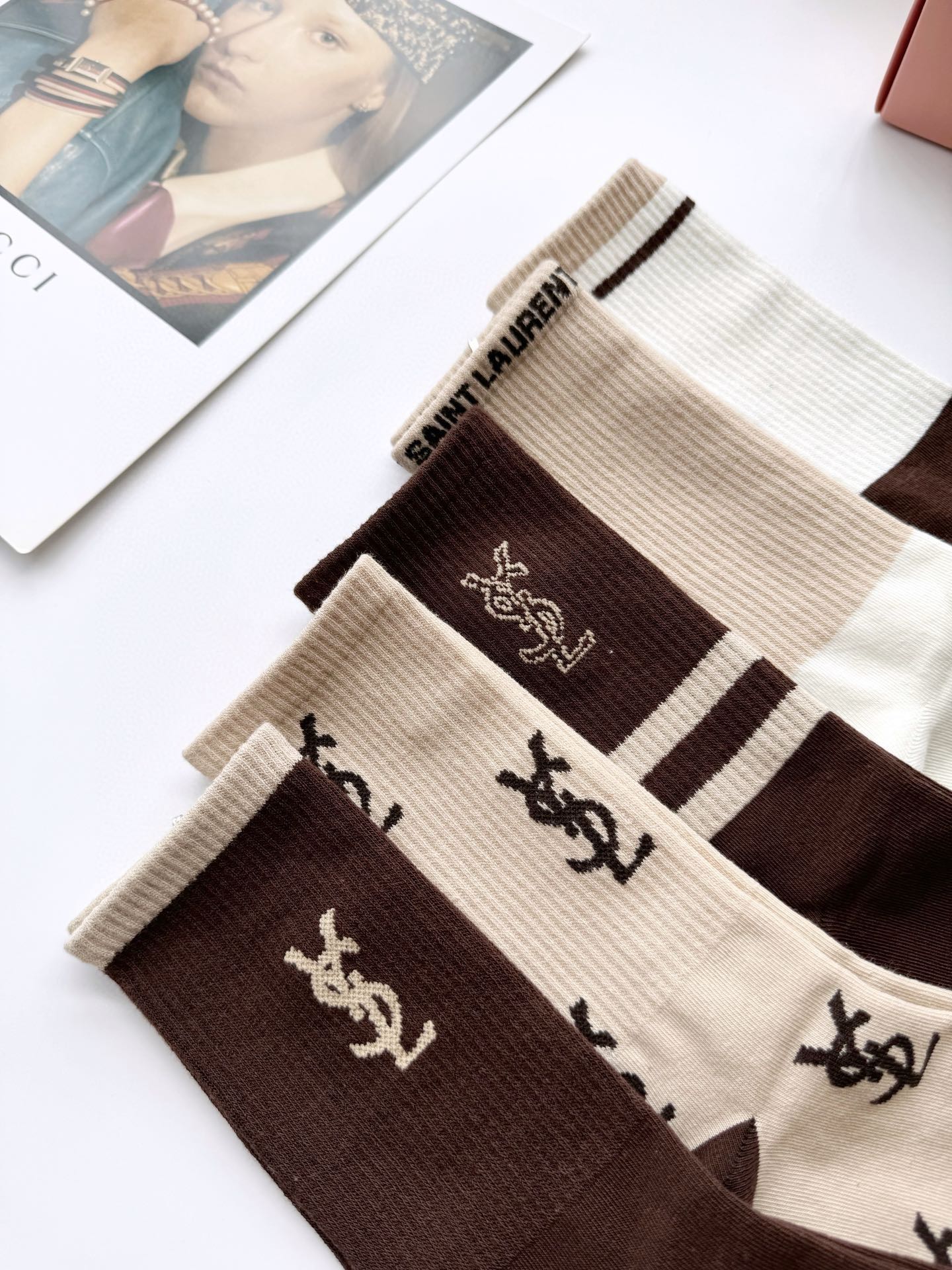 “Saint Laurent Stockings: Classic YSL Packaging in St. Roland with Excellence” - 图片 5