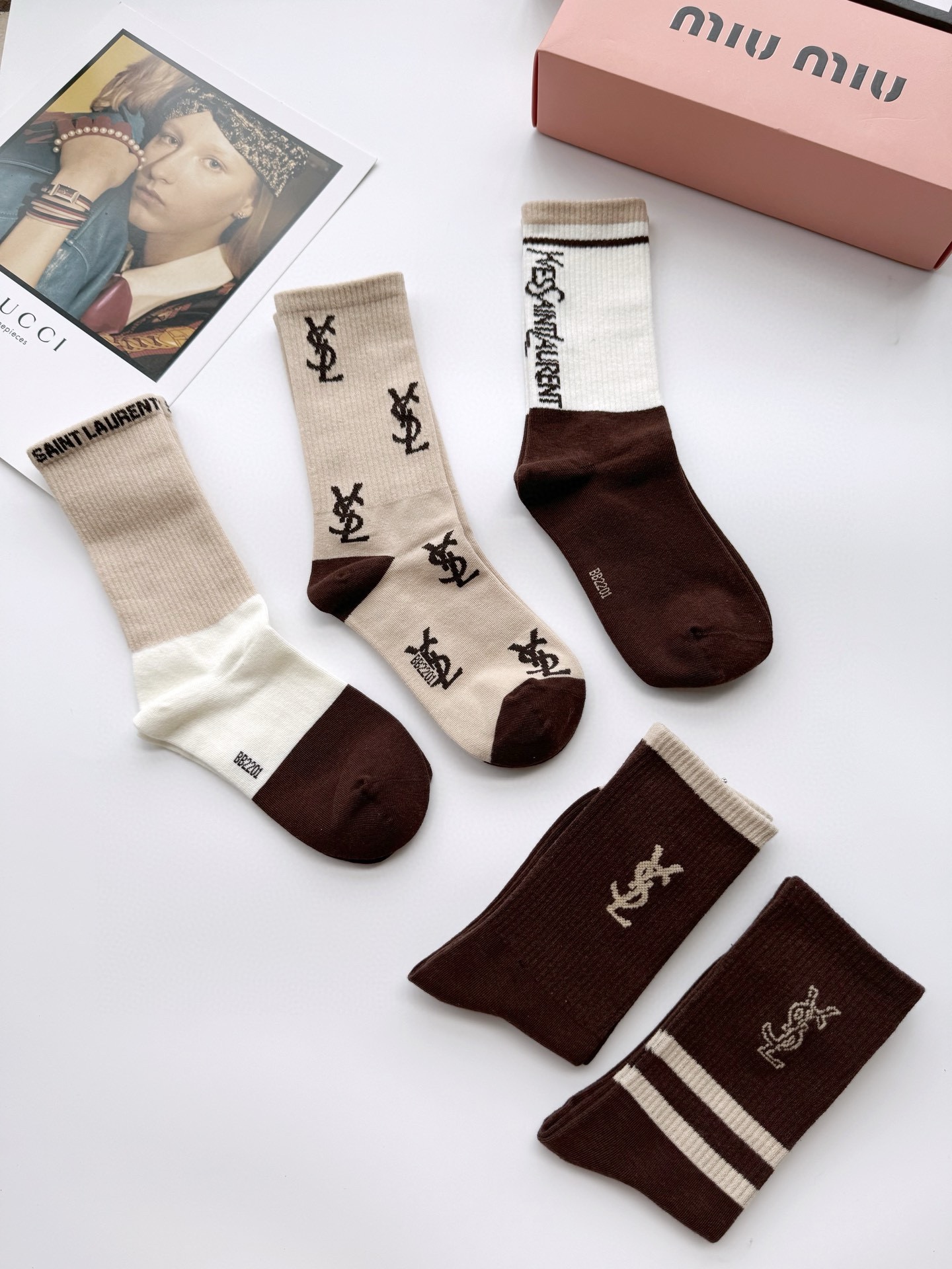 “Saint Laurent Stockings: Classic YSL Packaging in St. Roland with Excellence” - 图片 7