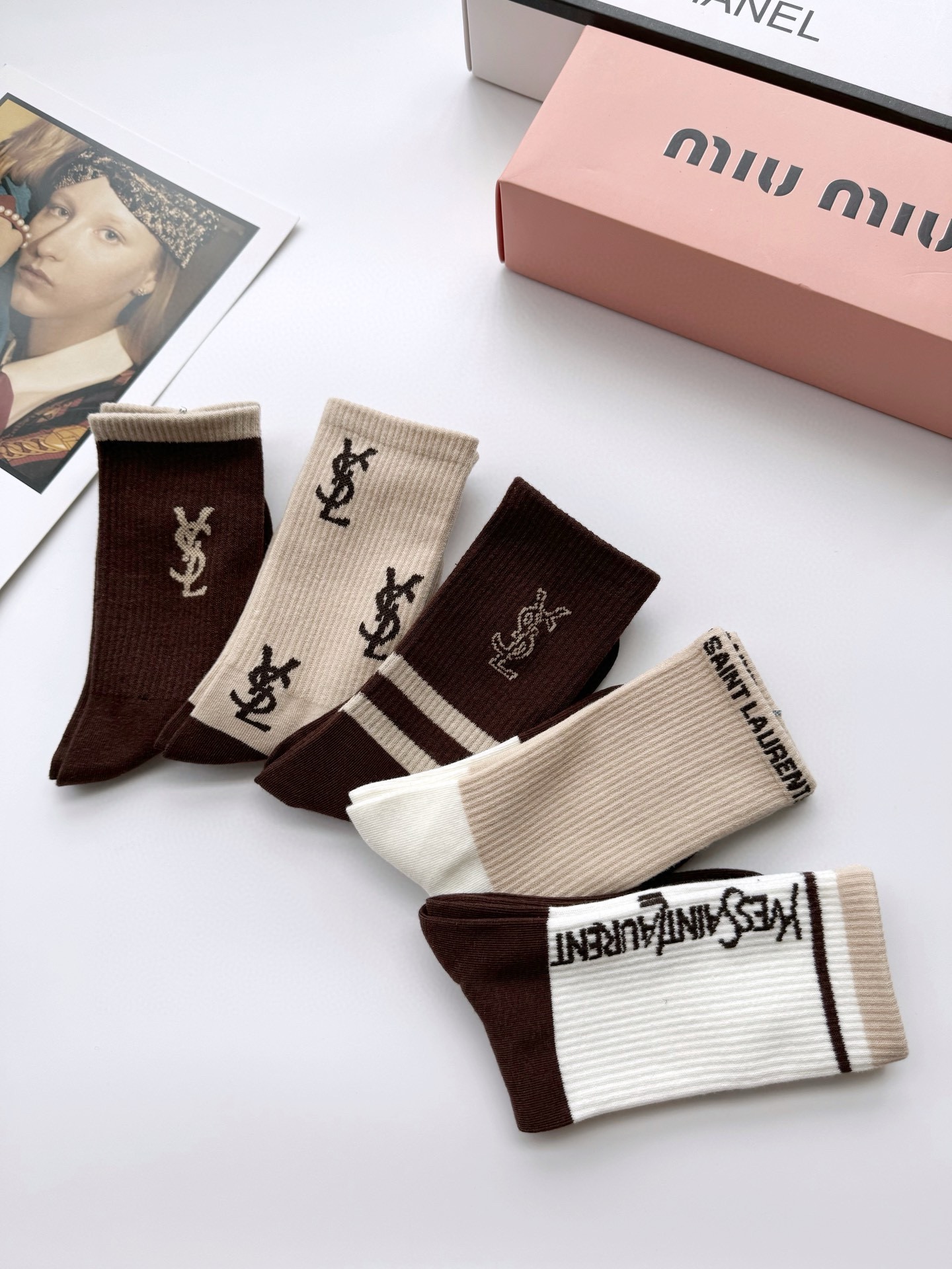 “Saint Laurent Stockings: Classic YSL Packaging in St. Roland with Excellence” - 图片 6