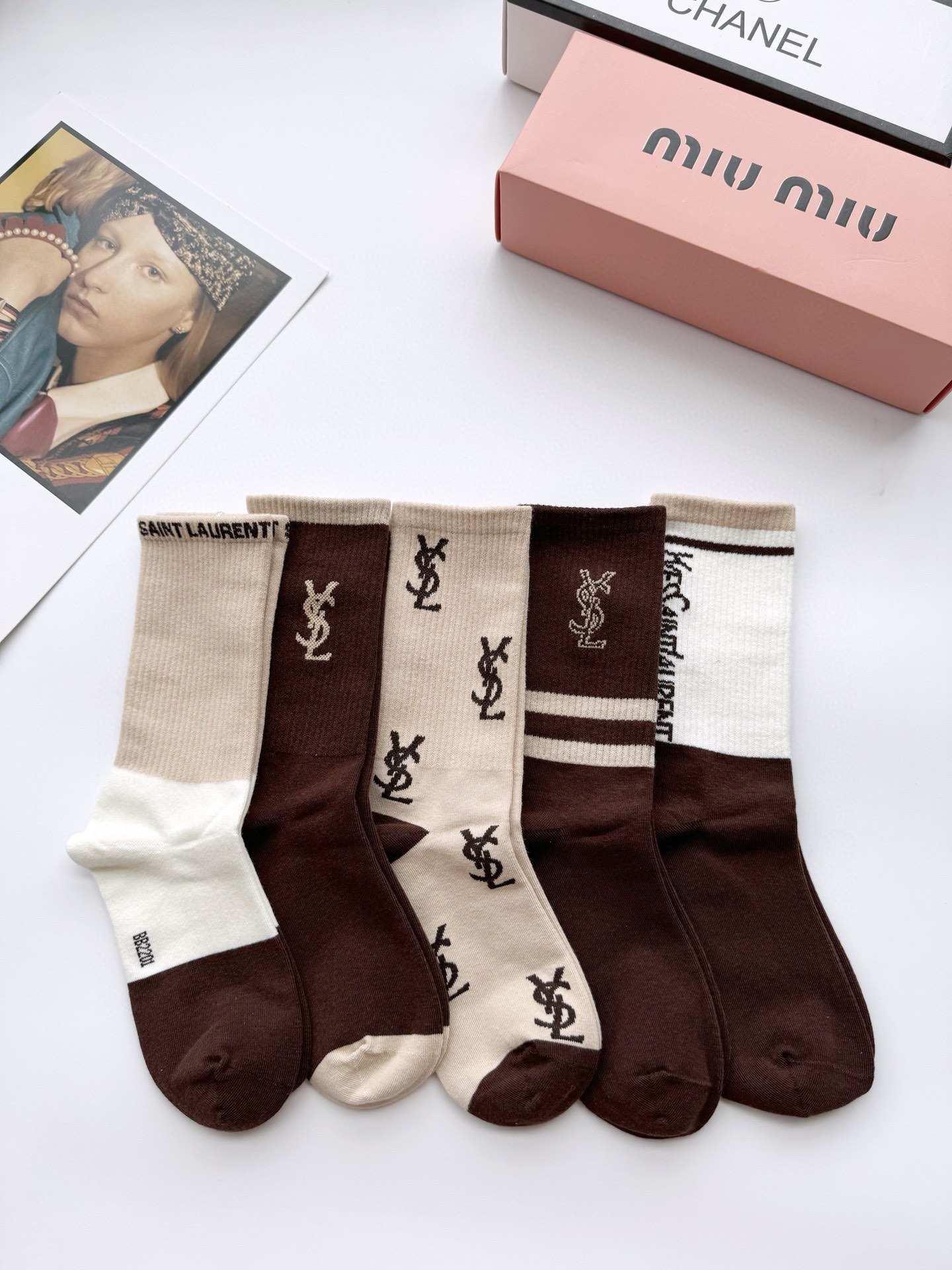 “Saint Laurent Stockings: Classic YSL Packaging in St. Roland with Excellence” - 图片 8