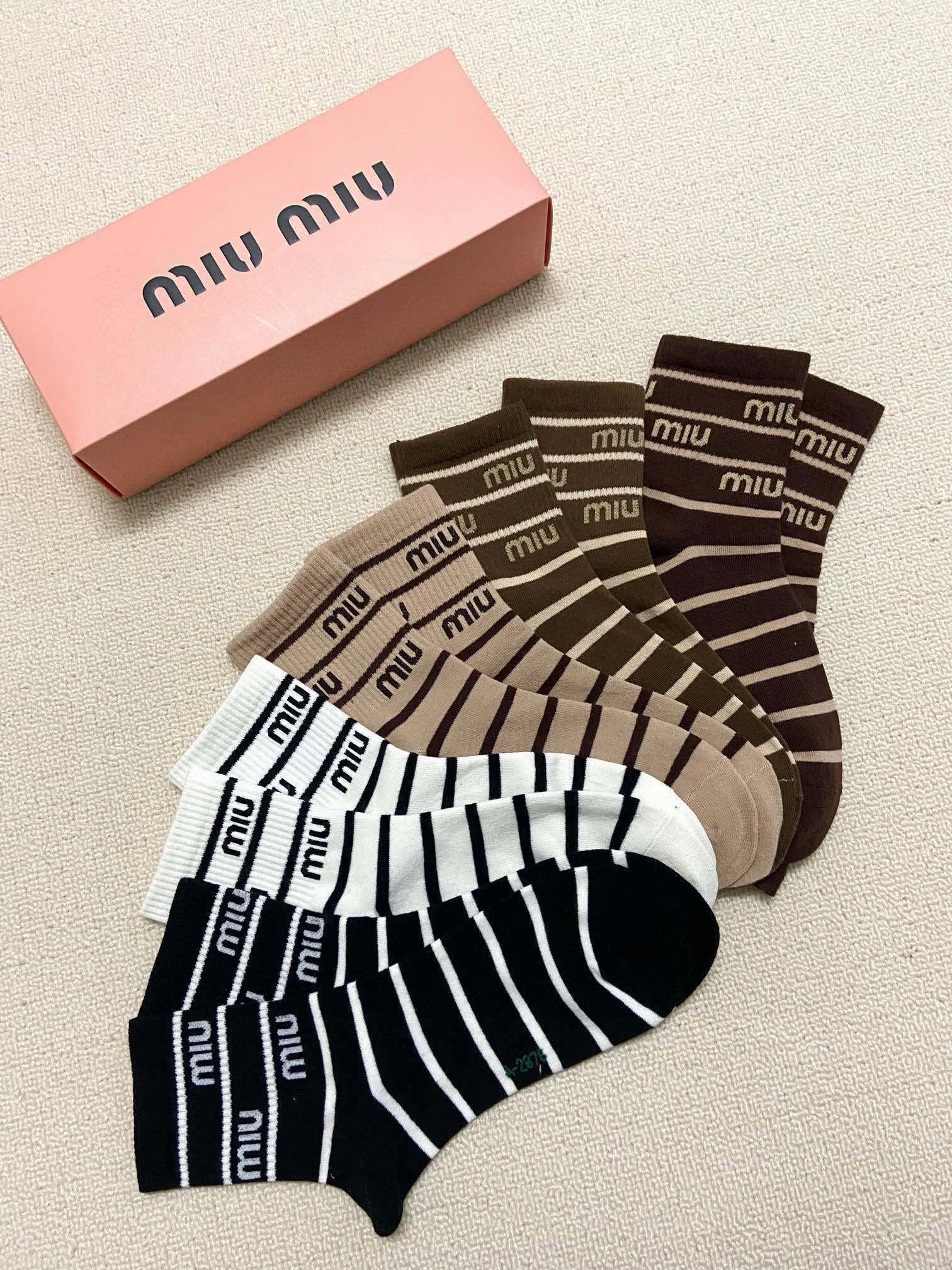 配包装一盒5双缪缪miumiu经典字母logo纯棉中筒袜ins超火爆红人同款今年爆火美拉德配色！搭配精美