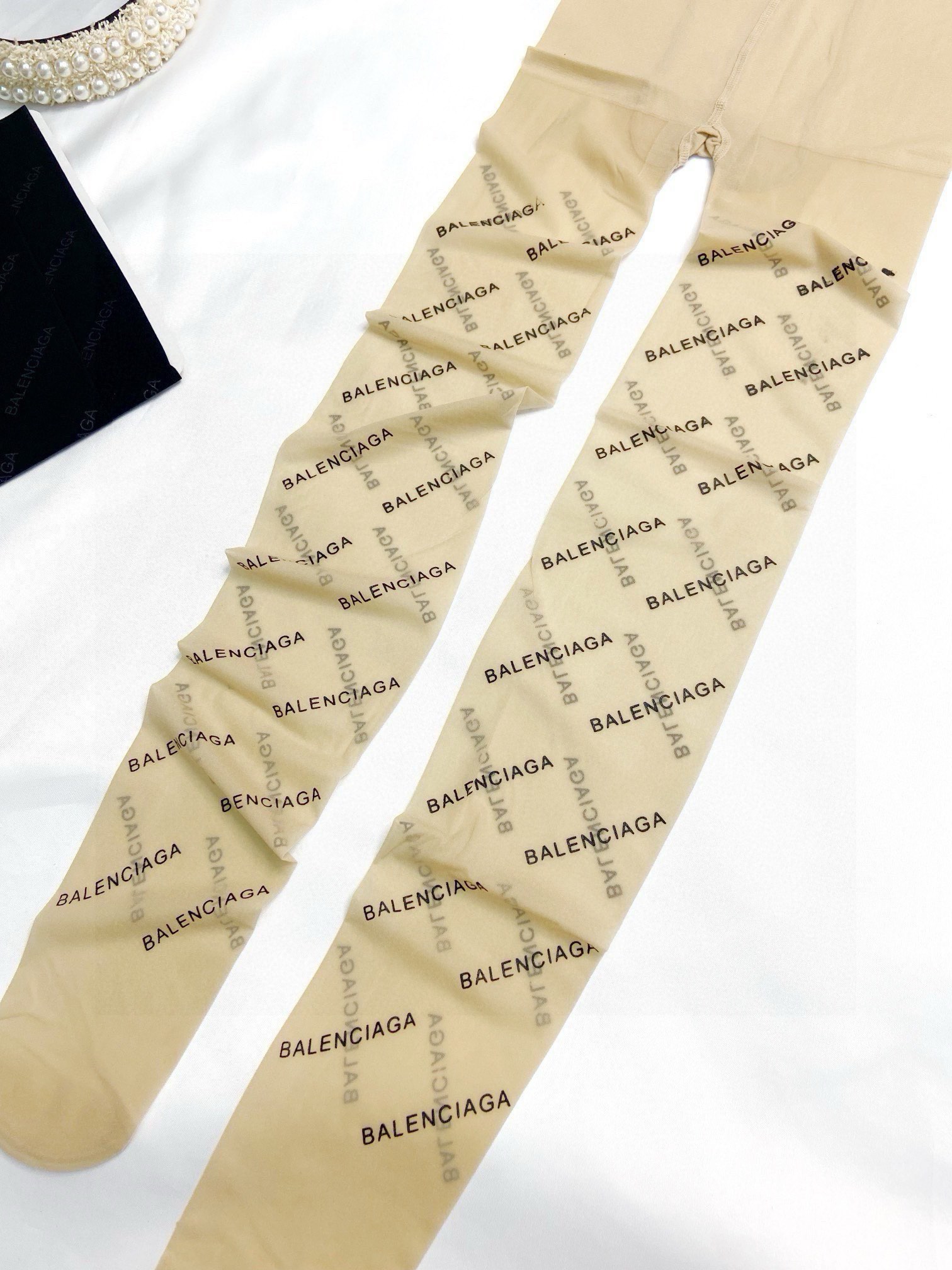 Red Man Stands Out in Balencia’s Letter-Printed Stockings Packaging - 图片 7
