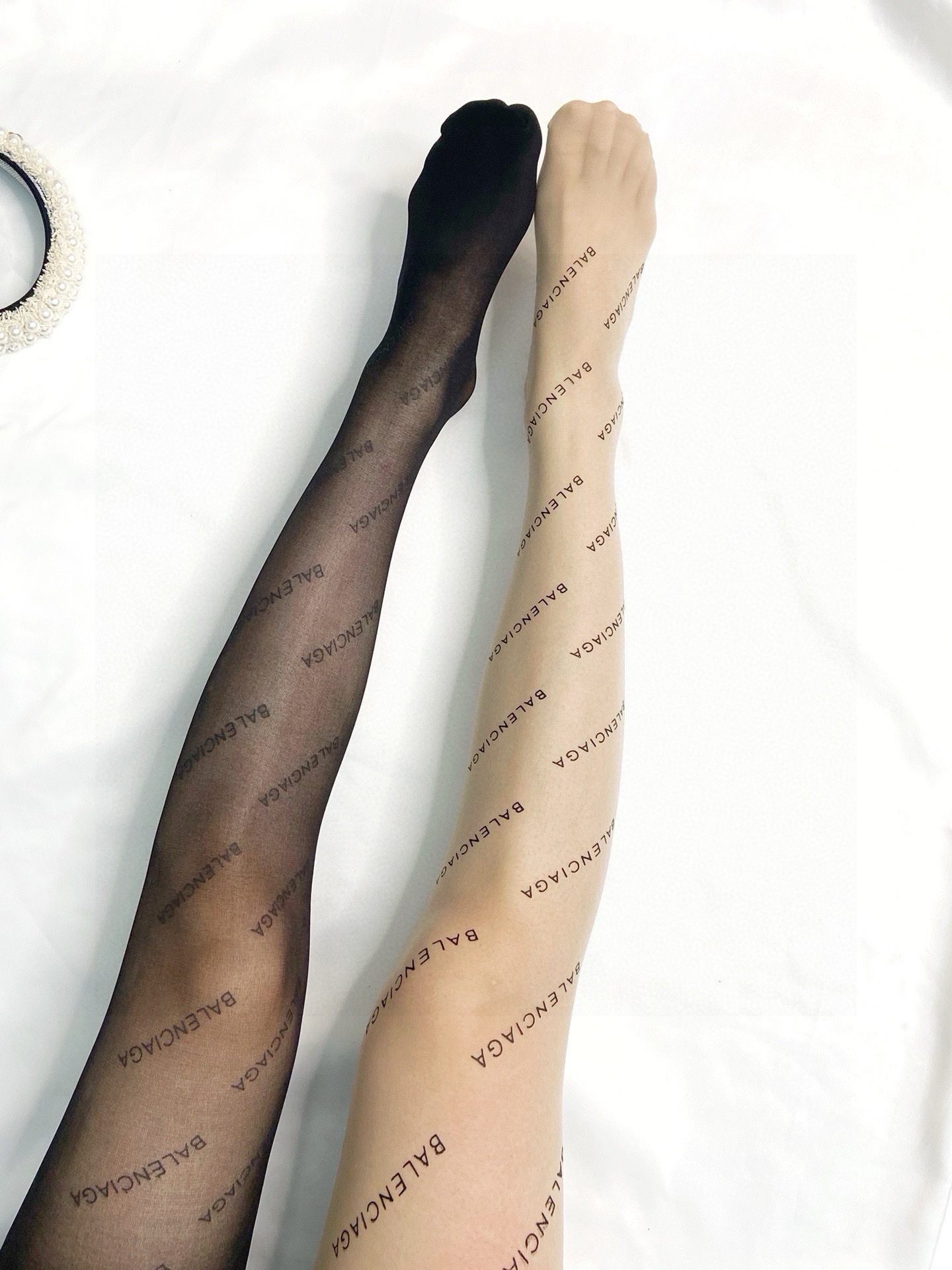 Red Man Stands Out in Balencia’s Letter-Printed Stockings Packaging - 图片 6