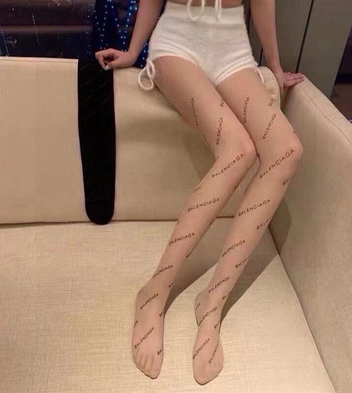 Red Man Stands Out in Balencia’s Letter-Printed Stockings Packaging - 图片 3
