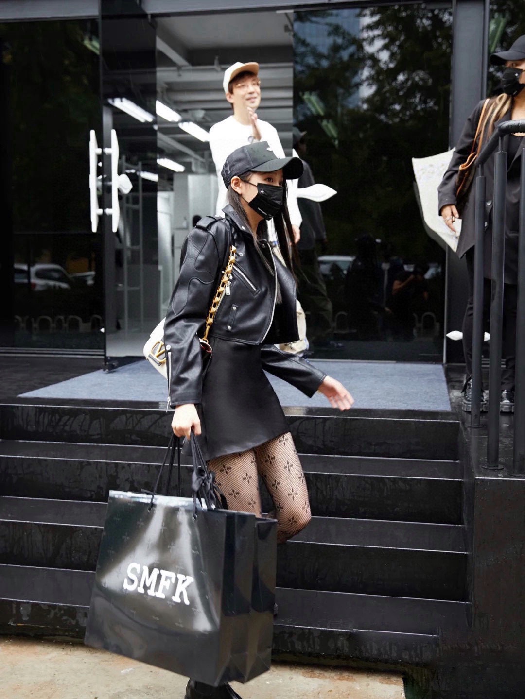 Explosive Packaging: Four-Leaf Stockings and Panty Socks Bursting with Style - 图片 2