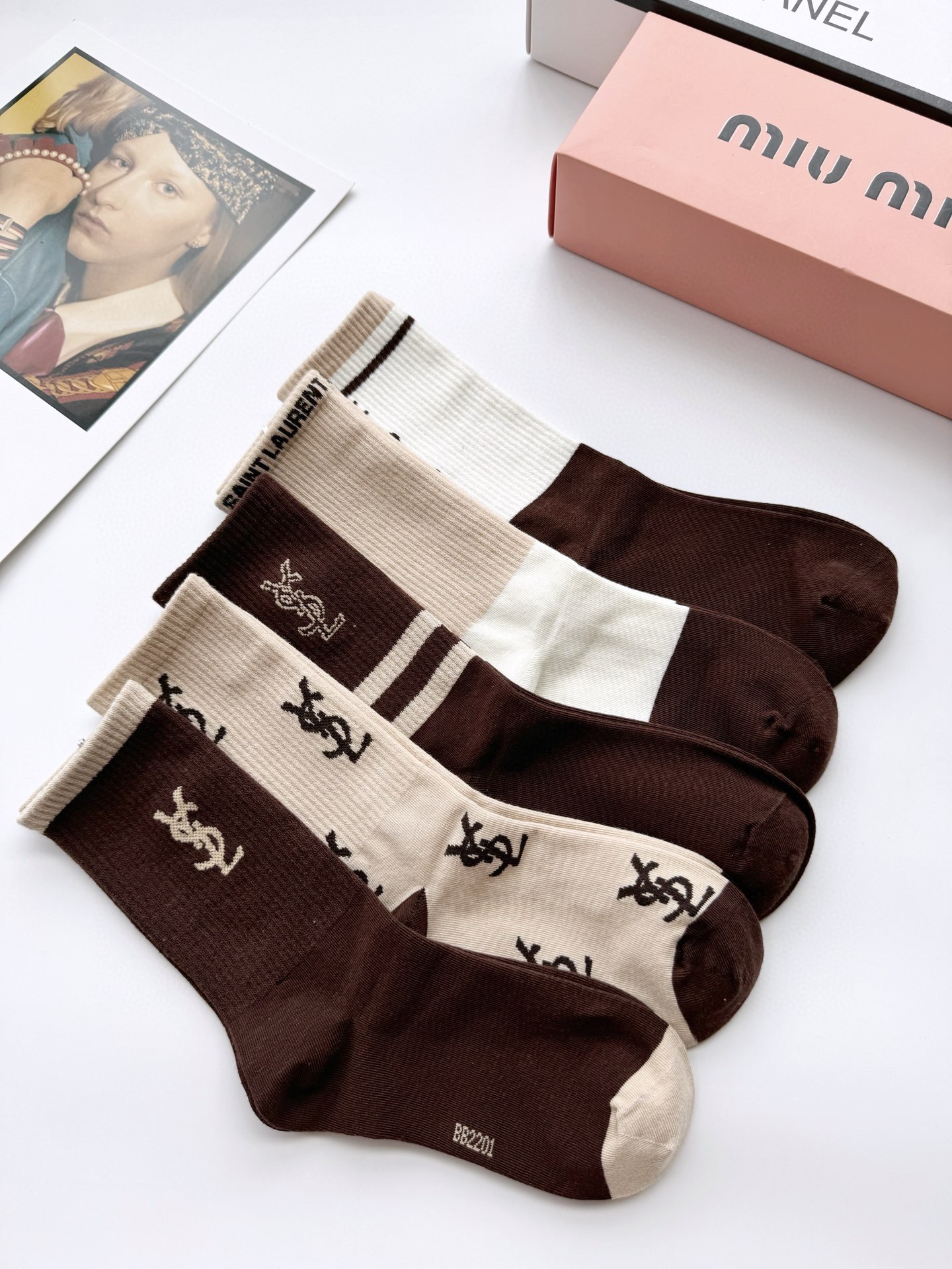 “Saint Laurent YSL Stocking: Classic Packaging with Excellence in St. Roland” - 图片 4