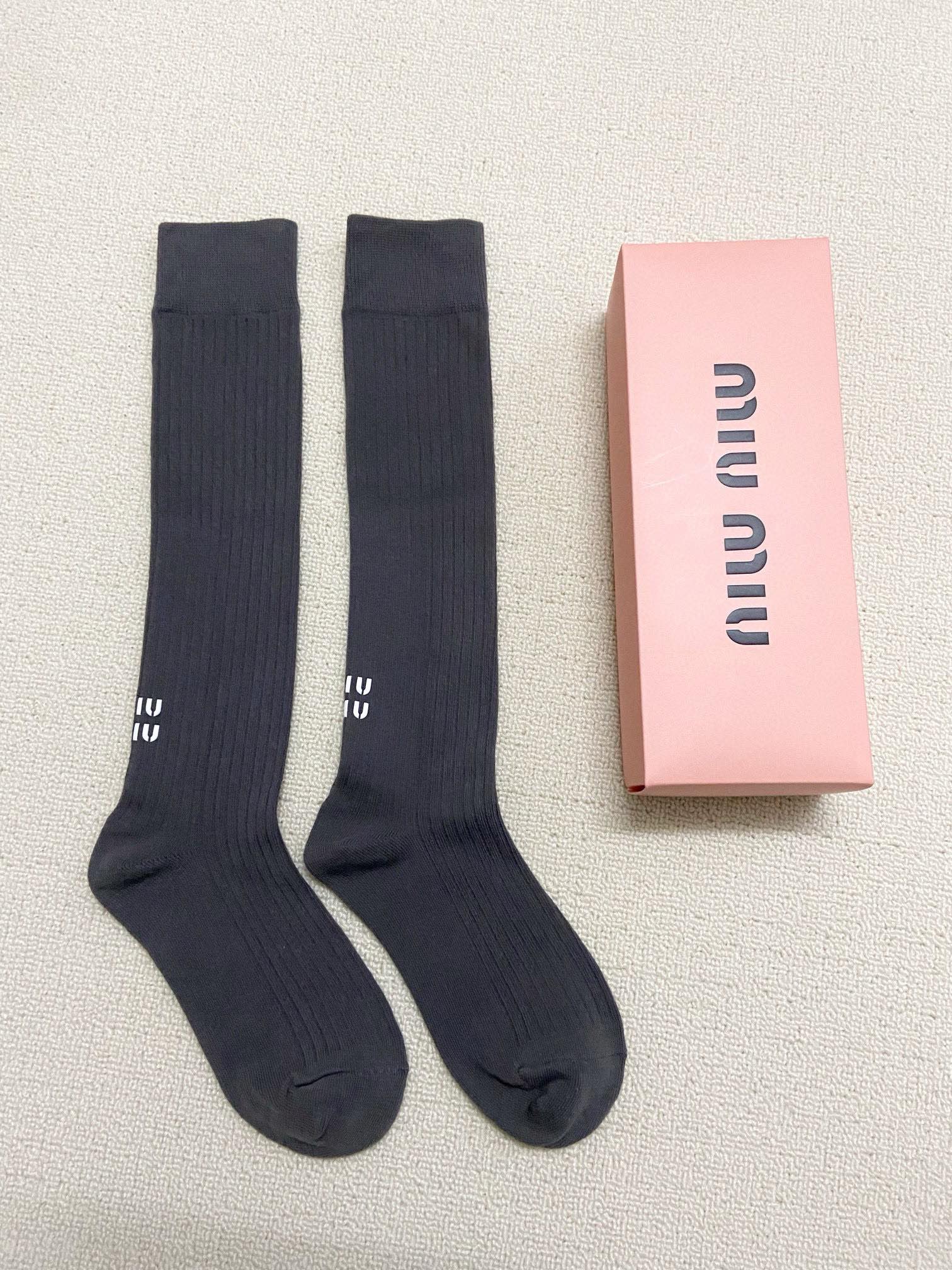 配包装一盒一双缪缪miumiu经典字母logo纯棉袜小腿堆堆袜ins超火爆红人同款精美面料潮人必备经典配