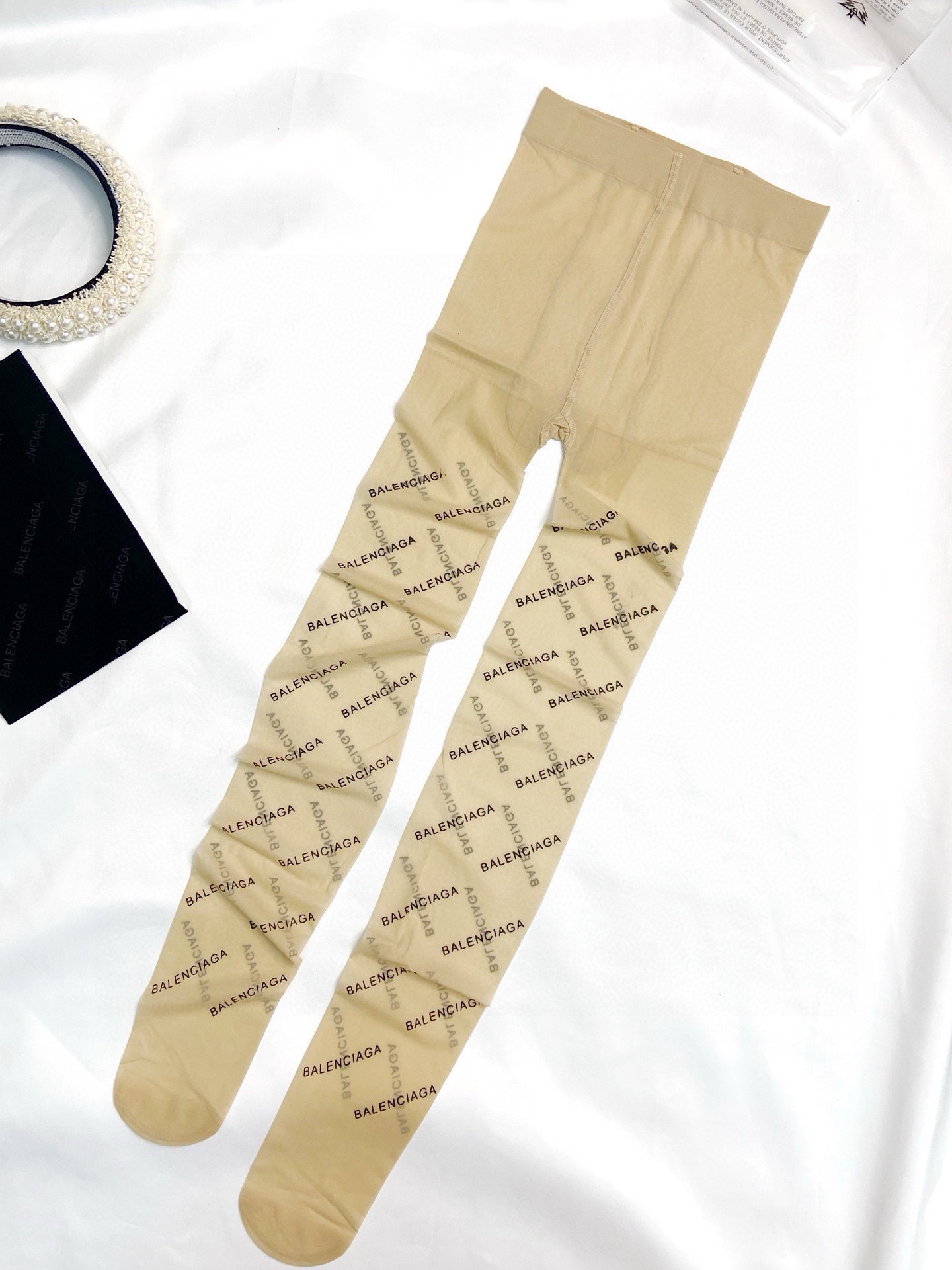 Red Man in Balencia’s Letter-Printed Stockings: Winter Packaging Essentials - 图片 6