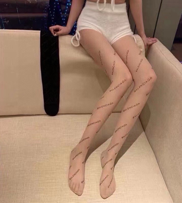 Red Man in Balencia’s Letter-Printed Stockings: Winter Packaging Essentials - 图片 4