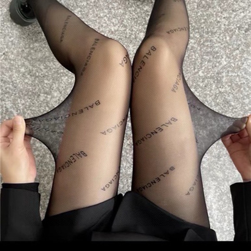 “Red Man Figurine and Balencia’s Letter-Printed Stockings in Winter Packaging” - 图片 7