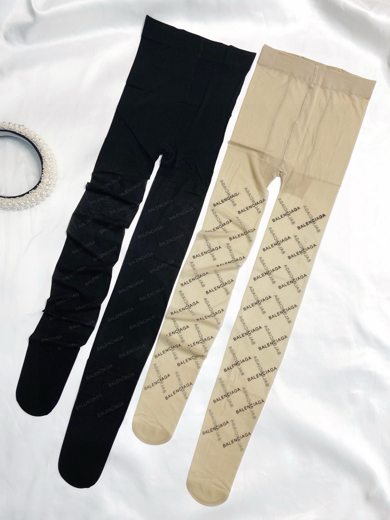 “Red Man Figurine and Balencia’s Letter-Printed Stockings in Winter Packaging” - 图片 9