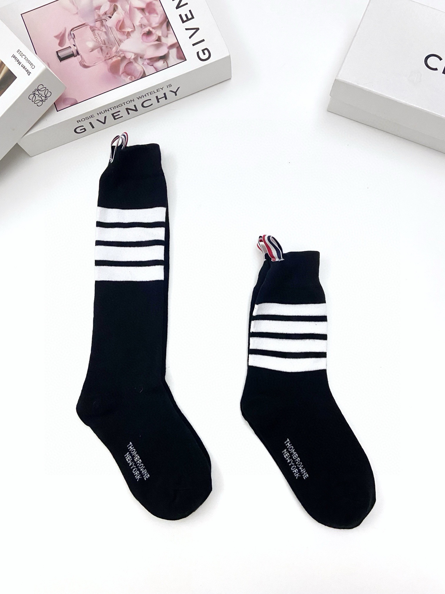 “THOM BROWNE Socks Set: 95 with Original Box – Net-Red-Legged Socks Combo” - 图片 6