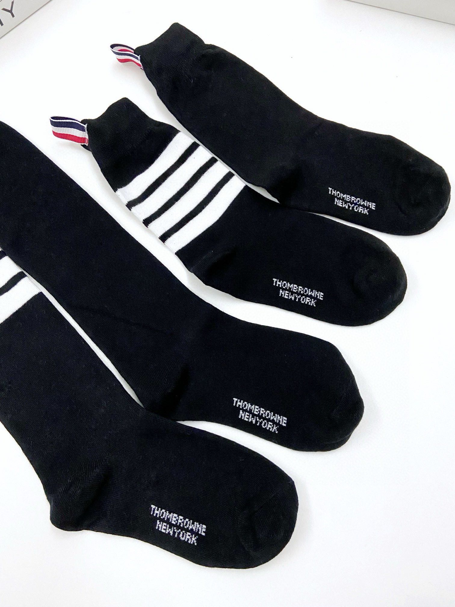 “THOM BROWNE Socks Set: 95 with Original Box – Net-Red-Legged Socks Combo” - 图片 8