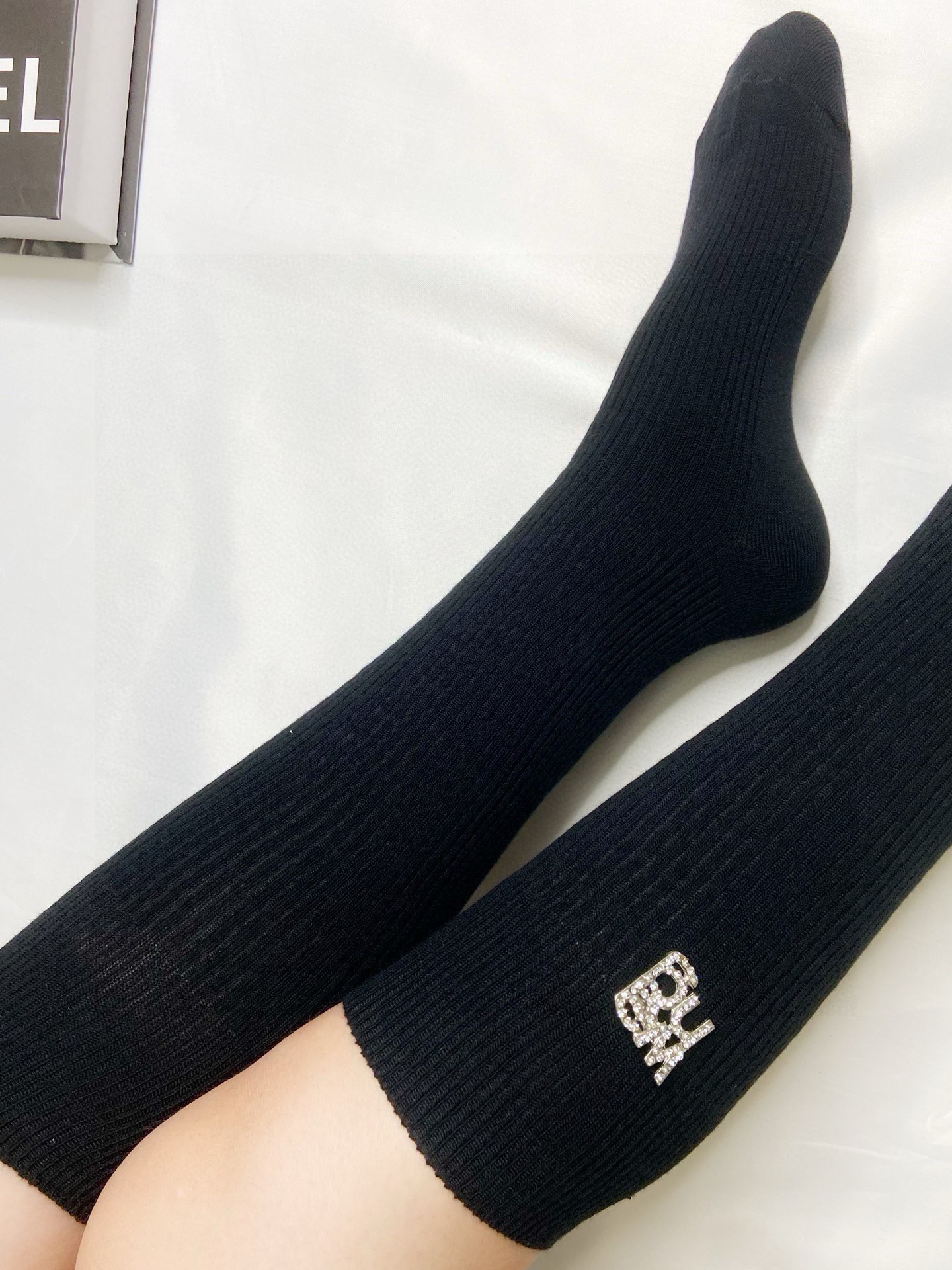 Fashionable Alexander Wang Logo Pin Packaging with Thong Stocking in Classic Style - 图片 5