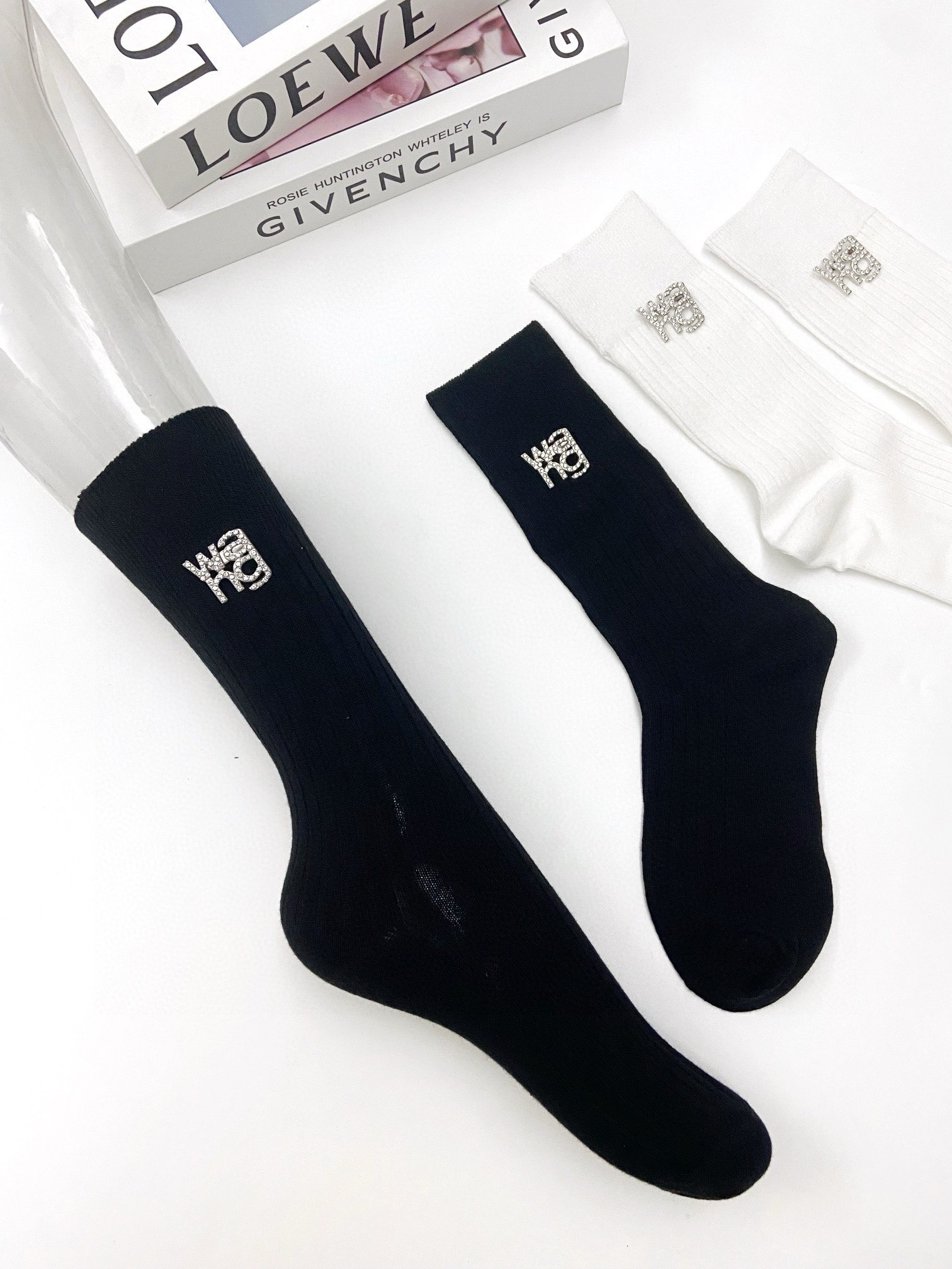 “Alexander Wang’s Classic Logo Pins and Red Hoops in Stylish Packaging” - 图片 5
