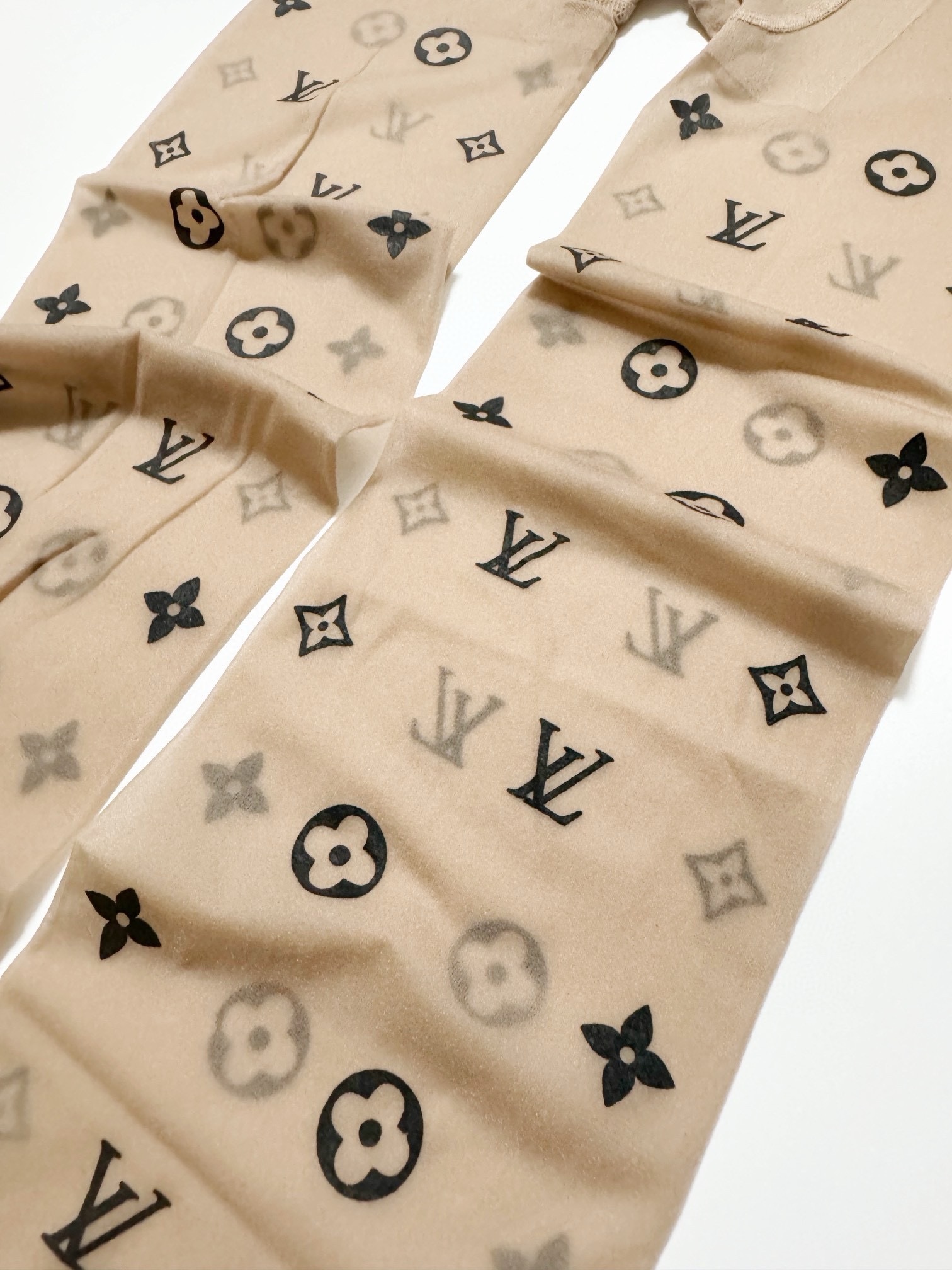 Vintage Rubber Stockings in LV-Branded Box: Seasonal Necessity Checklist. - 图片 9