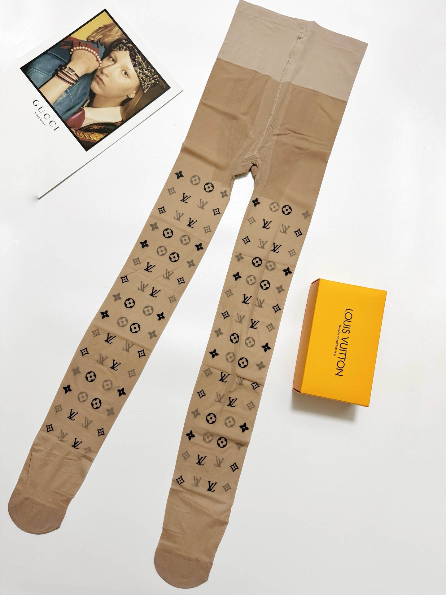 Vintage Rubber Stockings in LV-Branded Box: Seasonal Necessity Checklist. - 图片 2