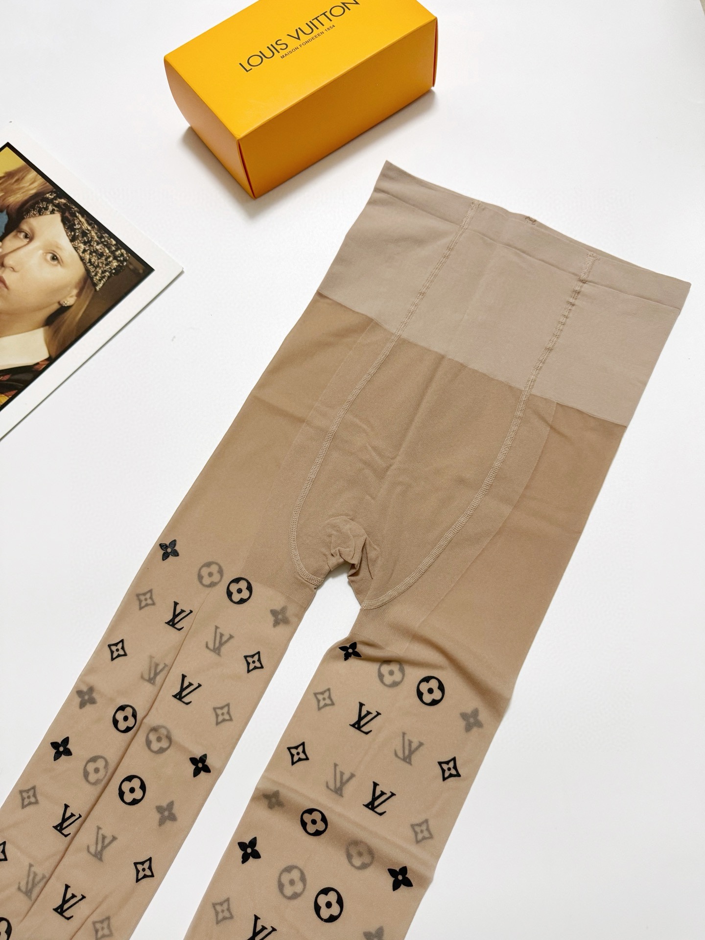 Vintage Rubber Stockings in LV-Branded Box: Seasonal Necessity Checklist. - 图片 6