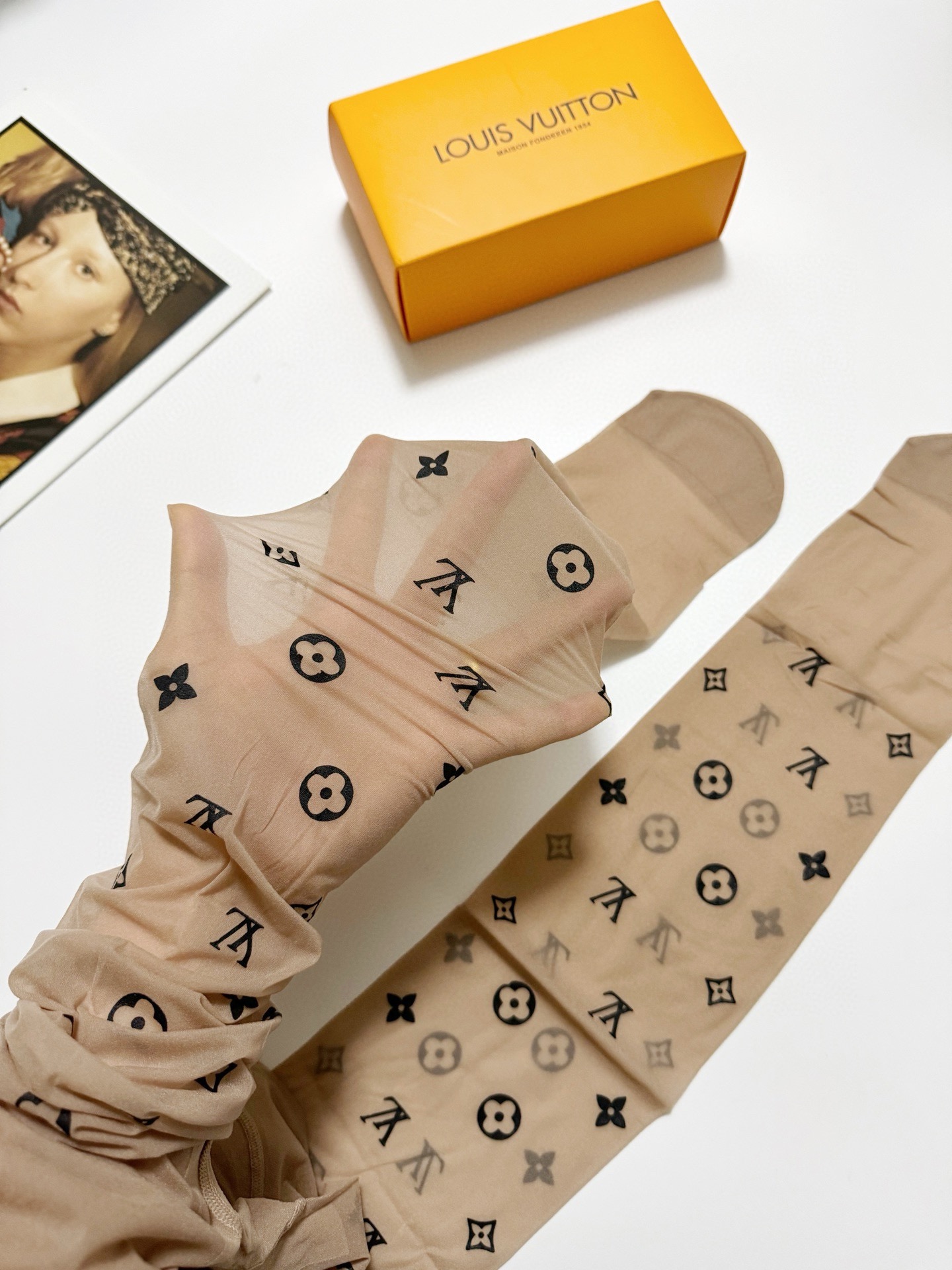 Vintage Rubber Stockings in LV-Branded Box: Seasonal Necessity Checklist. - 图片 3