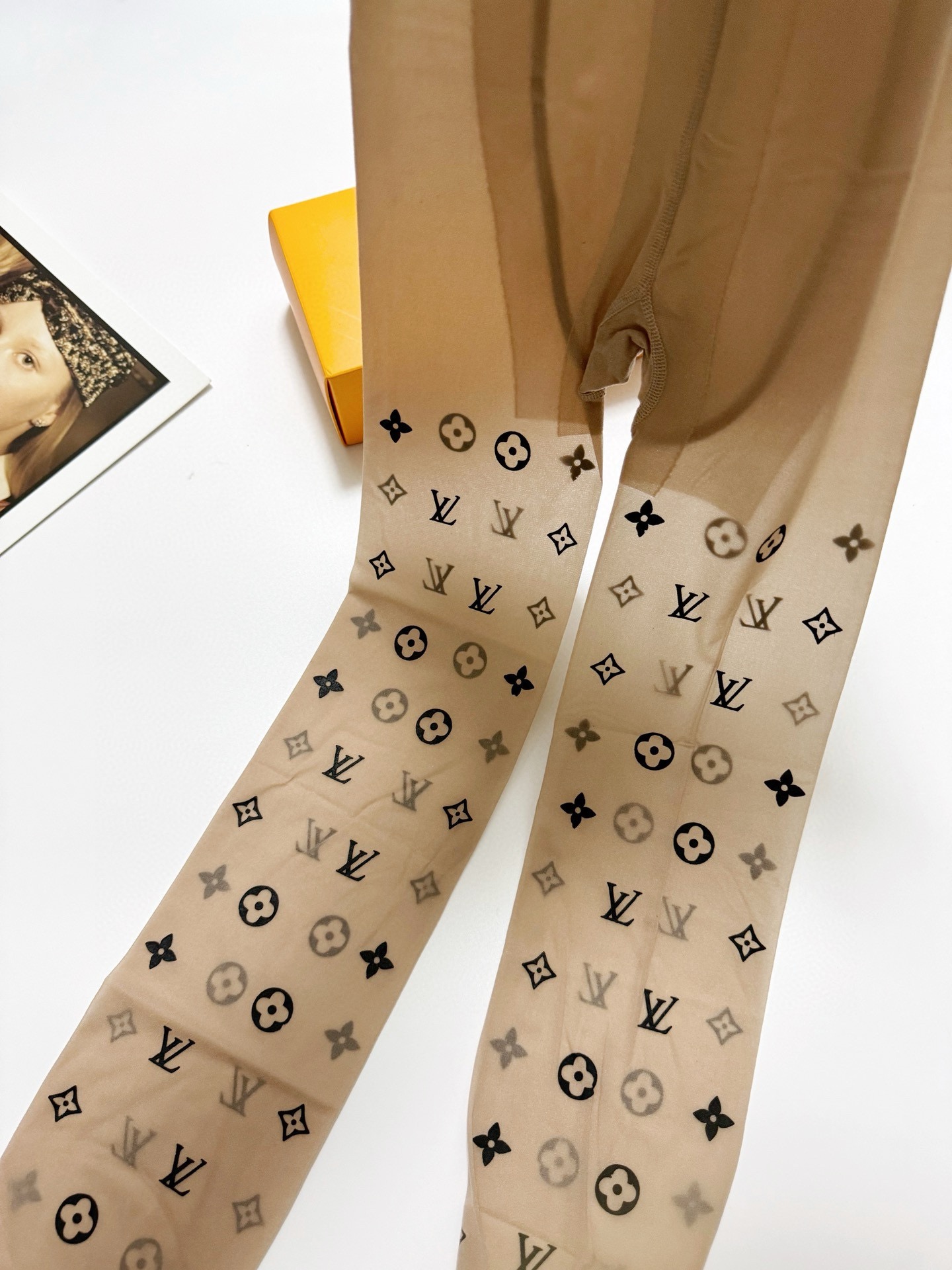 Vintage Rubber Stockings in LV-Branded Box: Seasonal Necessity Checklist. - 图片 4