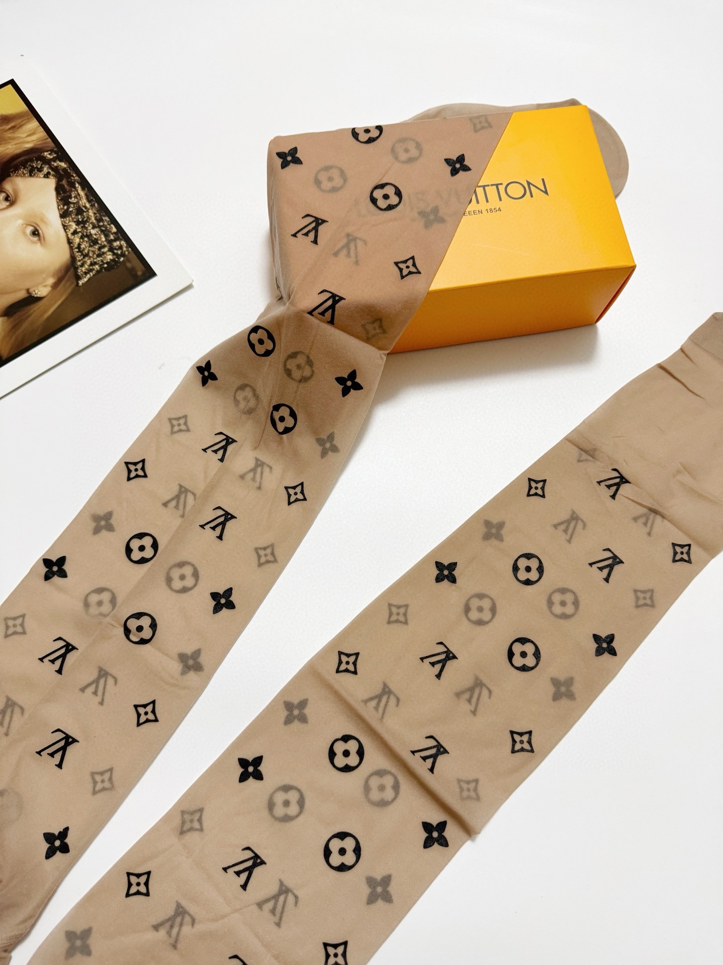 Vintage Rubber Stockings in LV-Branded Box: Seasonal Necessity Checklist. - 图片 5