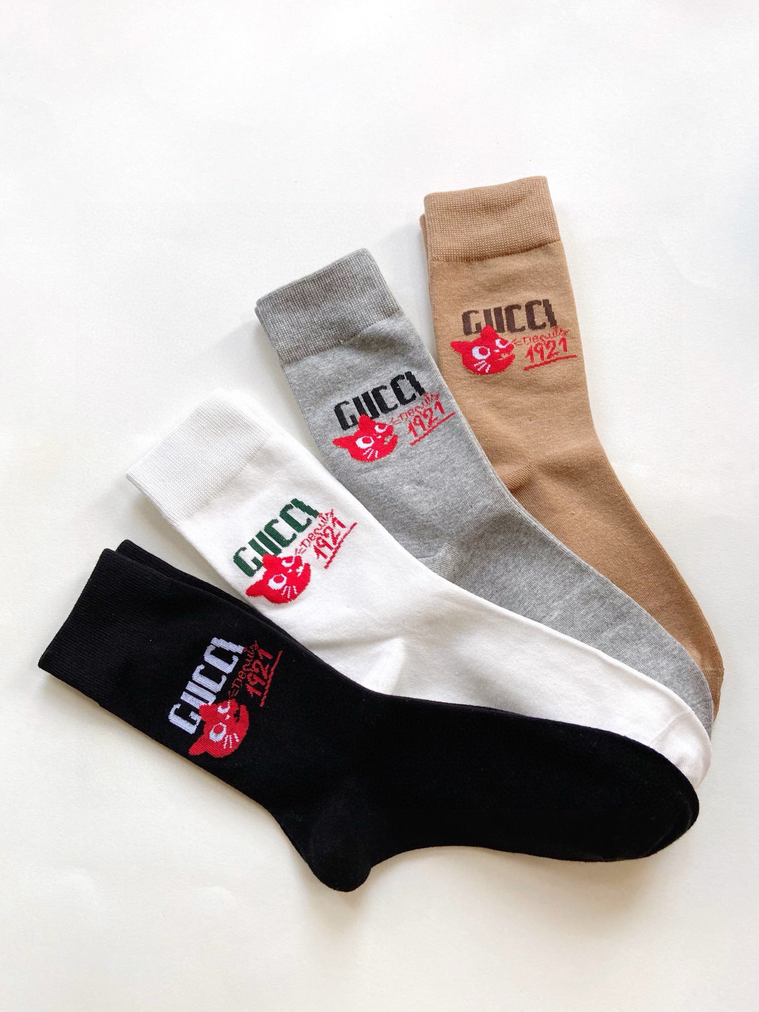  配包装
🌟【一盒4 双】
🌟 Gucci古琦 经典字母logo纯棉 中筒袜  
🌟经典配色个性时尚
