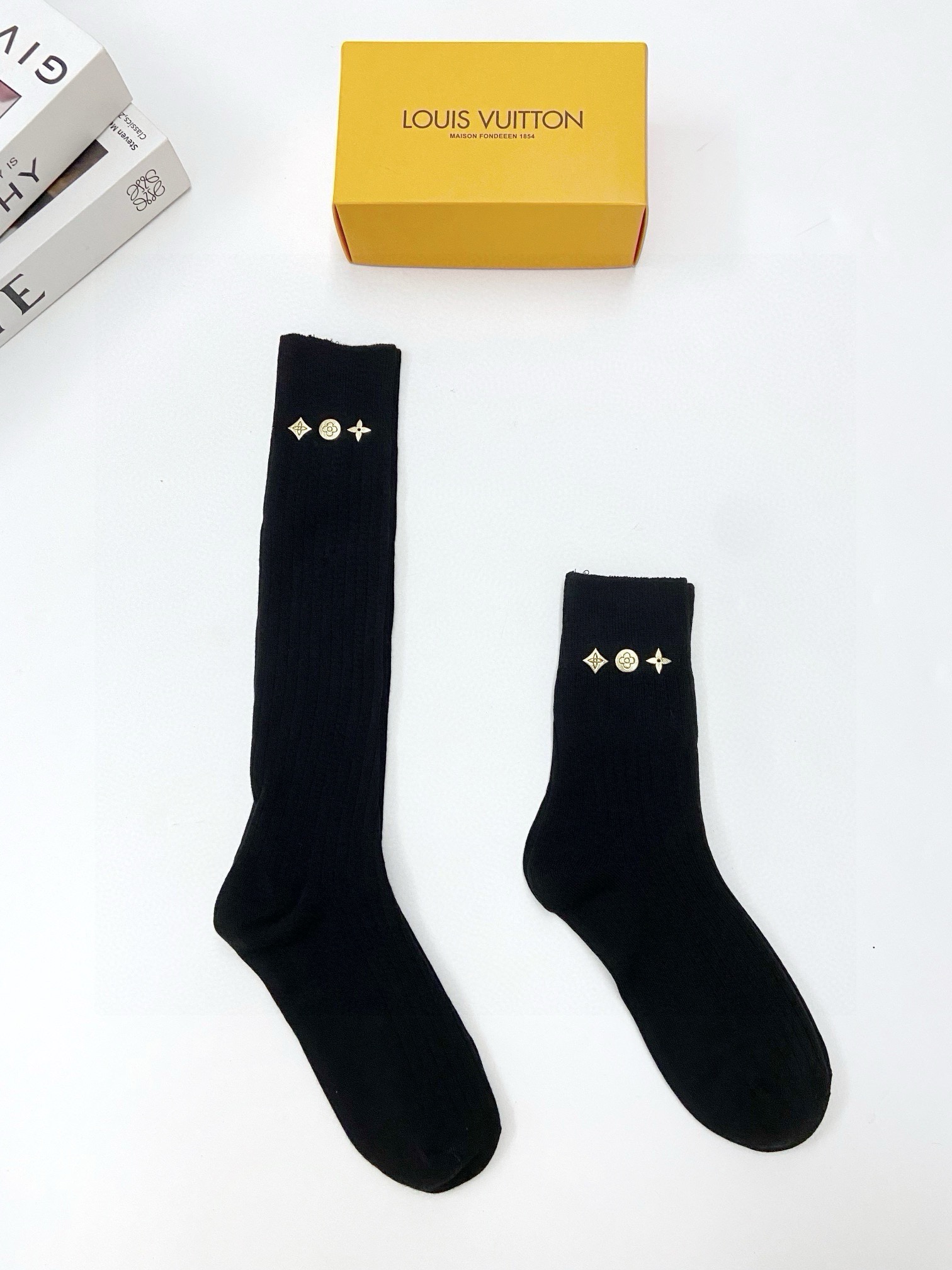  配包装
🌟【一盒2双】
🌟LV 路易威登 经典logo重工中筒袜  长筒袜 小腿袜
🌟ins爆款！专柜