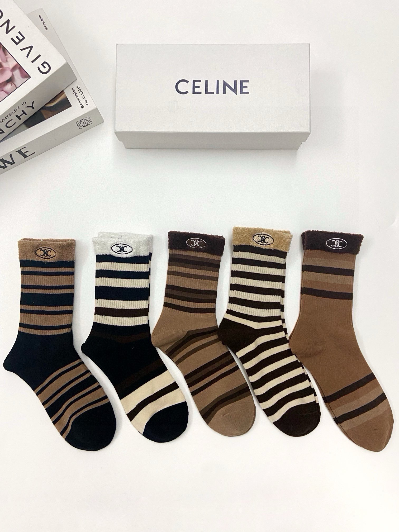  配包装
🌟【一盒5 双】
🌟Celine 赛琳 经典字母logo 纯棉中筒袜 堆堆袜  ，重工刺绣 工