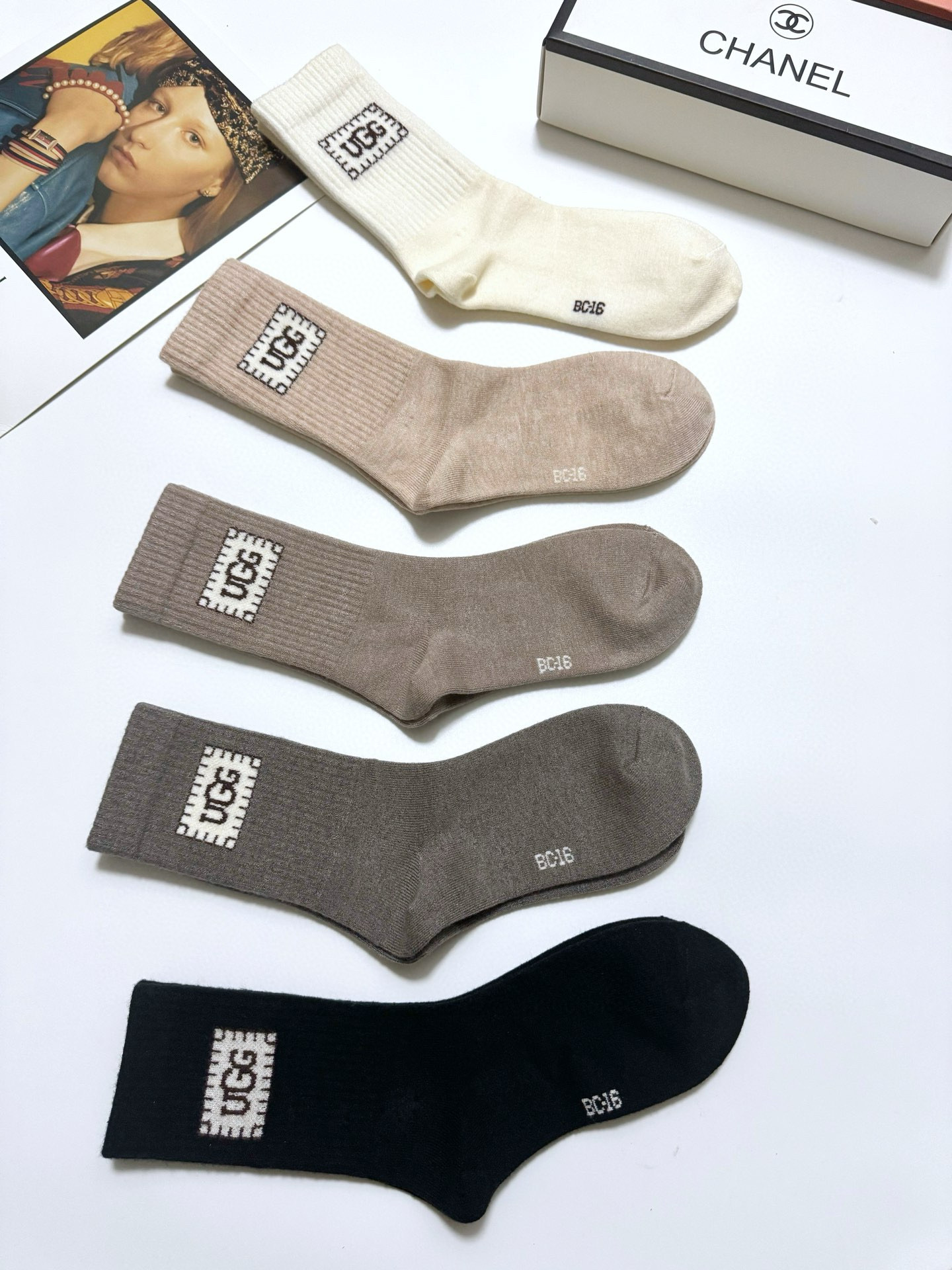   配包装
🌟【一盒5 双】
🌟UGG 经典字母 logo羊绒 中筒袜  ！超级软糯亲肤！
🌟ins爆款