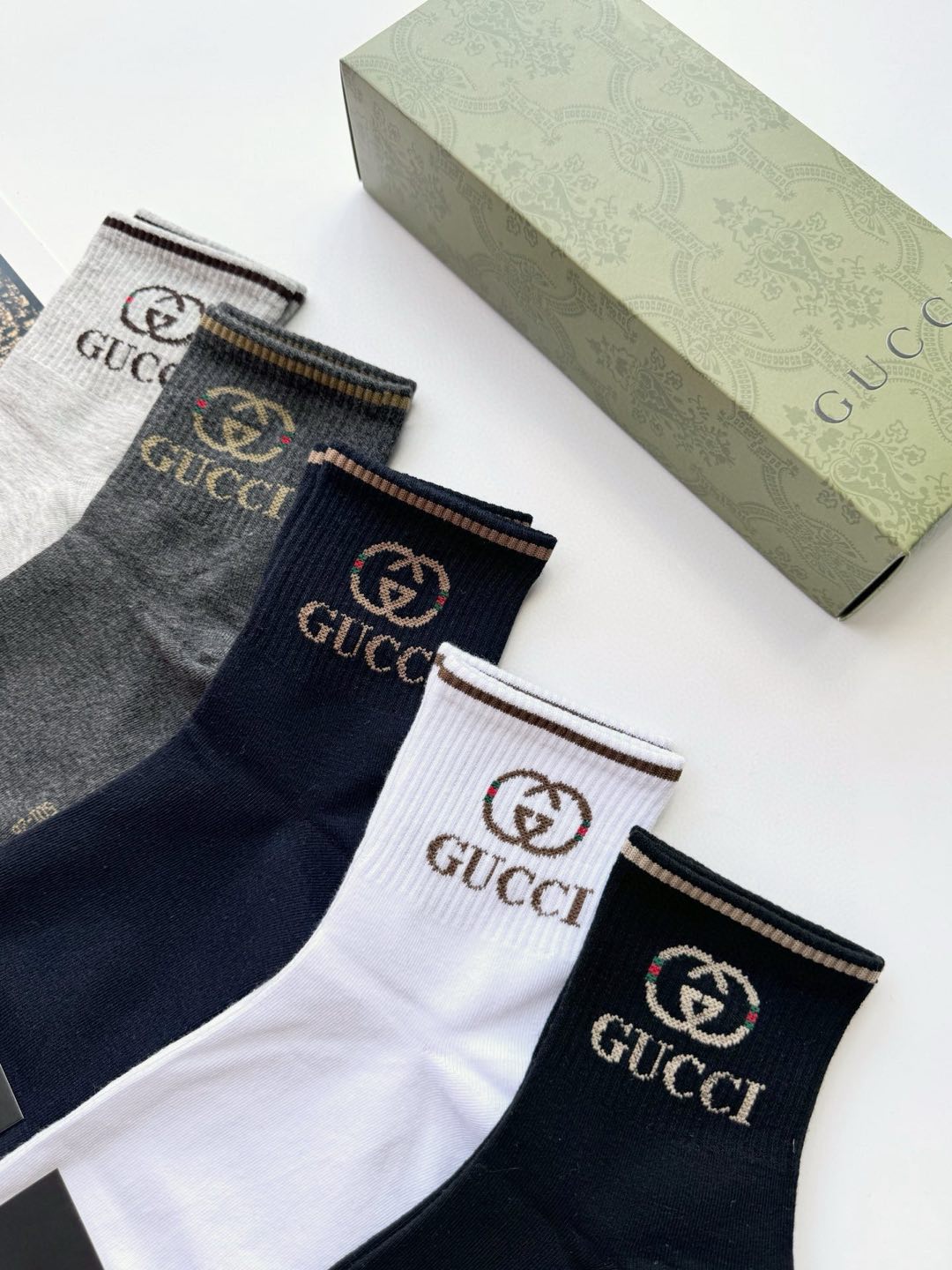  配包装
🌟【一盒5 双】男女同款
 🌟Gucci 古琦 经典字母logo 纯棉短筒袜   ，ins超火