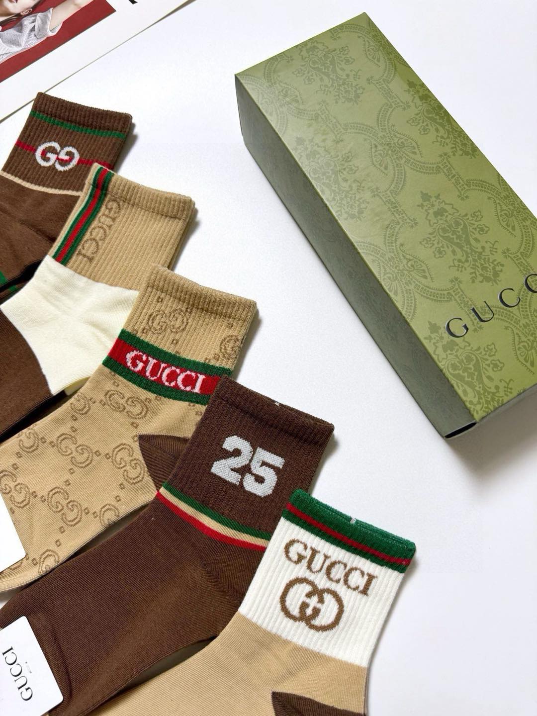  配包装
🌟【一盒5 双】
 🌟Gucci 古琦 经典字母logo 纯棉短袜   ，ins超火爆短袜，纯