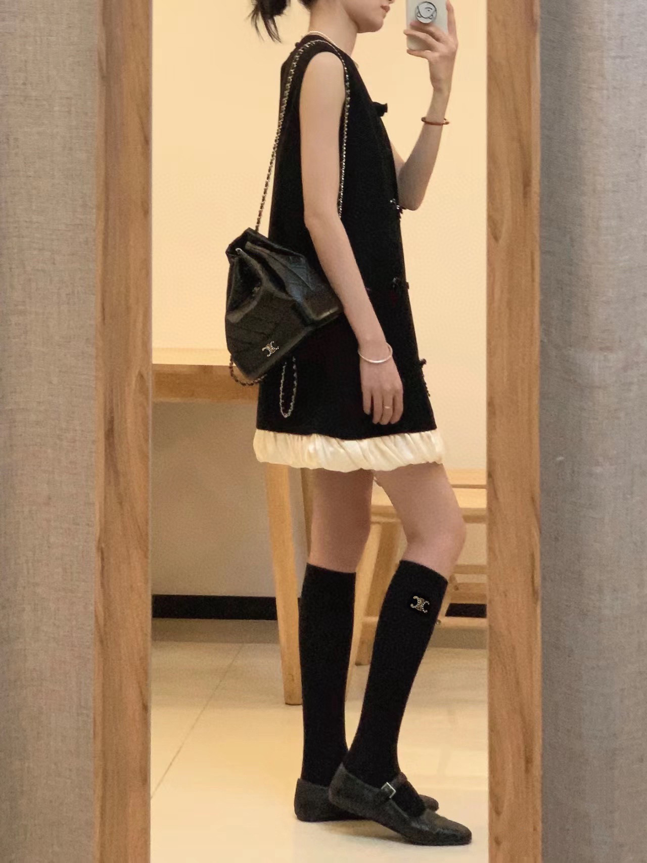 NO:294443,Packaging [One box, one pair] Celine Celine Popular classic letters Stockings Care socks double-needle knitted material, matched with Arc de Triomphe hardware Super perfect combination, classic style, and simultaneously released on counter, Ins popular small items, must-have for trendy people, versatile colors Socks, stockings, socks, celine, celine, socks19860909配包装【一盒一双】 Celine 赛琳 爆款经典字母 长筒袜 小腿袜双针针织材质,搭配凯旋门五金 超完美结合,款式经典,专柜同步发售,ins爆火小单品,潮人必备,颜色百搭 袜子,丝袜,袜子,celine,celine,socks,accessory