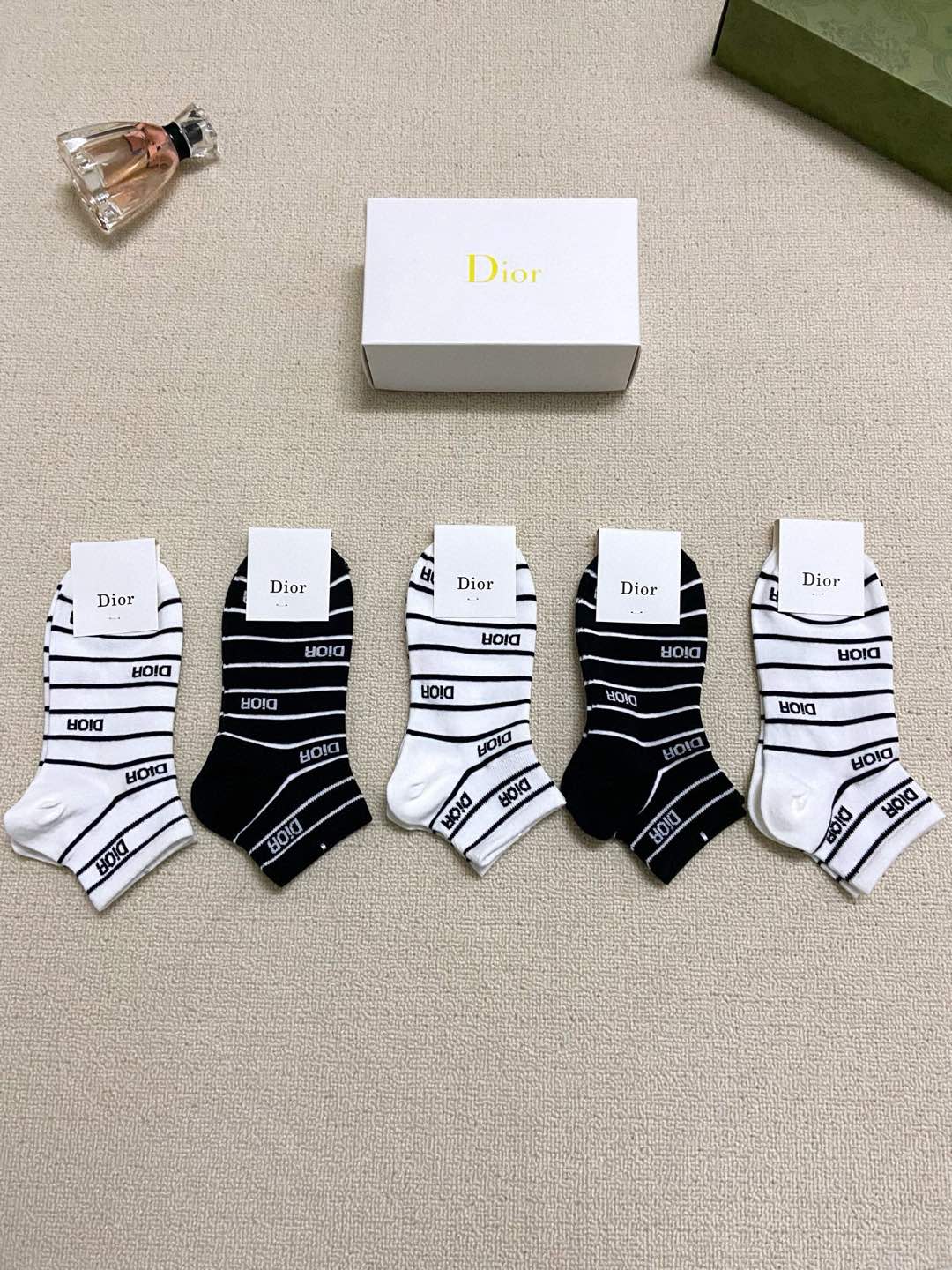 NO:294445,Packaging [one box of 5 pairs] Dior Classic letter logo Pure cotton socks, ins super popular socks, pure cotton fabric, must-have for trendy people, classic color matching Personalized and fashionable versatile style, you deserve socks, stockings, socks, dior, dior, socks19860909配包装【一盒5 双】 Dior 迪奥 经典字母logo 纯棉短袜,ins超火爆短袜,纯棉面料,潮人必备 ,经典配色 个性时尚百搭款,你值得拥有哦袜子,丝袜,袜子,dior,dior,socks,accessory