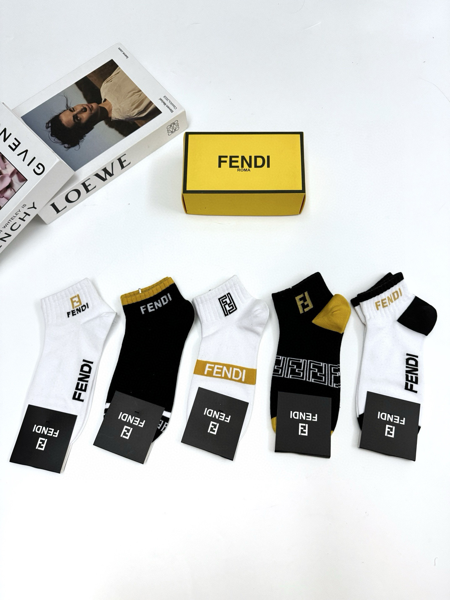 NO:294447,Packaging [one box of 5 pairs] Fendi Classic letter logo Pure cotton socks, ins super popular socks, pure cotton fabric, must-have for trendy people, classic color matching Personalized and fashionable versatile style, you deserve socks, stockings, socks, fendi, fendi, fendi, socks19860909配包装【一盒5 双】 Fendi 芬迪 经典字母logo 纯棉短袜,ins超火爆短袜,纯棉面料,潮人必备 ,经典配色 个性时尚百搭款,你值得拥有哦袜子,丝袜,袜子,fendi,fendi,socks,accessory