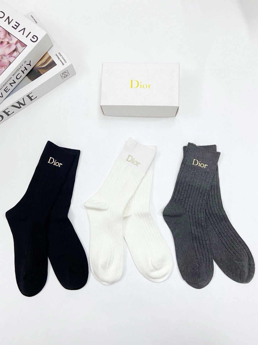 NO:294455,Packaging [one box 3 pairs] Dior hot letter logo mid-tube socks, pure cotton blended material of calf socks, classic style, simultaneous sale of counters, popular ins items, must-have for trendy people, versatile colors, socks, stockings, socks, dior, dior, socks19860909配包装【一盒3 双】 Dior 迪奥 爆款字母logo中筒袜 小腿袜纯棉混纺材质,超完美配色,款式经典,专柜同步发售,ins爆火小单品,潮人必备,颜色百搭 袜子,丝袜,袜子,dior,dior,socks,accessory