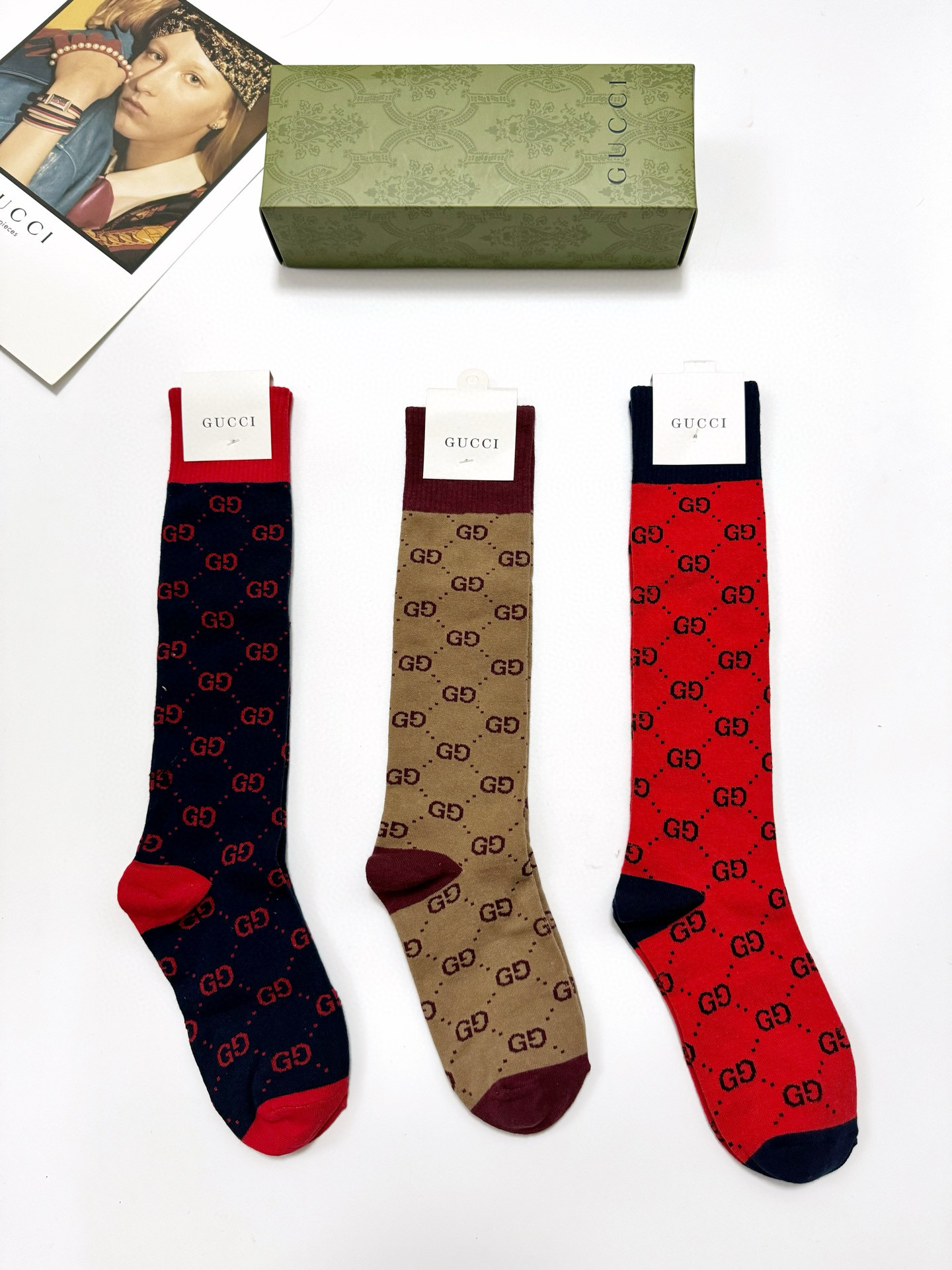NO:294467,Packaging [one box 3 pairs] Gucci Gucci hot pair G letters stockings calf socks are released simultaneously on counter, with many celebrities and celebrities!  Pure cotton blend material, super perfect color matching, classic style out of date!  Ins hot small items, must-have for trendy people, versatile colors, socks, stockings, socks, gucci, socks19860909配包装【一盒3 双】 Gucci 古奇 爆款双G字母 长筒袜 小腿袜 专柜同步发售ing ,巨多明星红人同款！纯棉混纺材质,超完美配色,款式经典不过时！ins爆火小单品,潮人必备,颜色百搭 袜子,丝袜,袜子,gucci,socks,accessory
