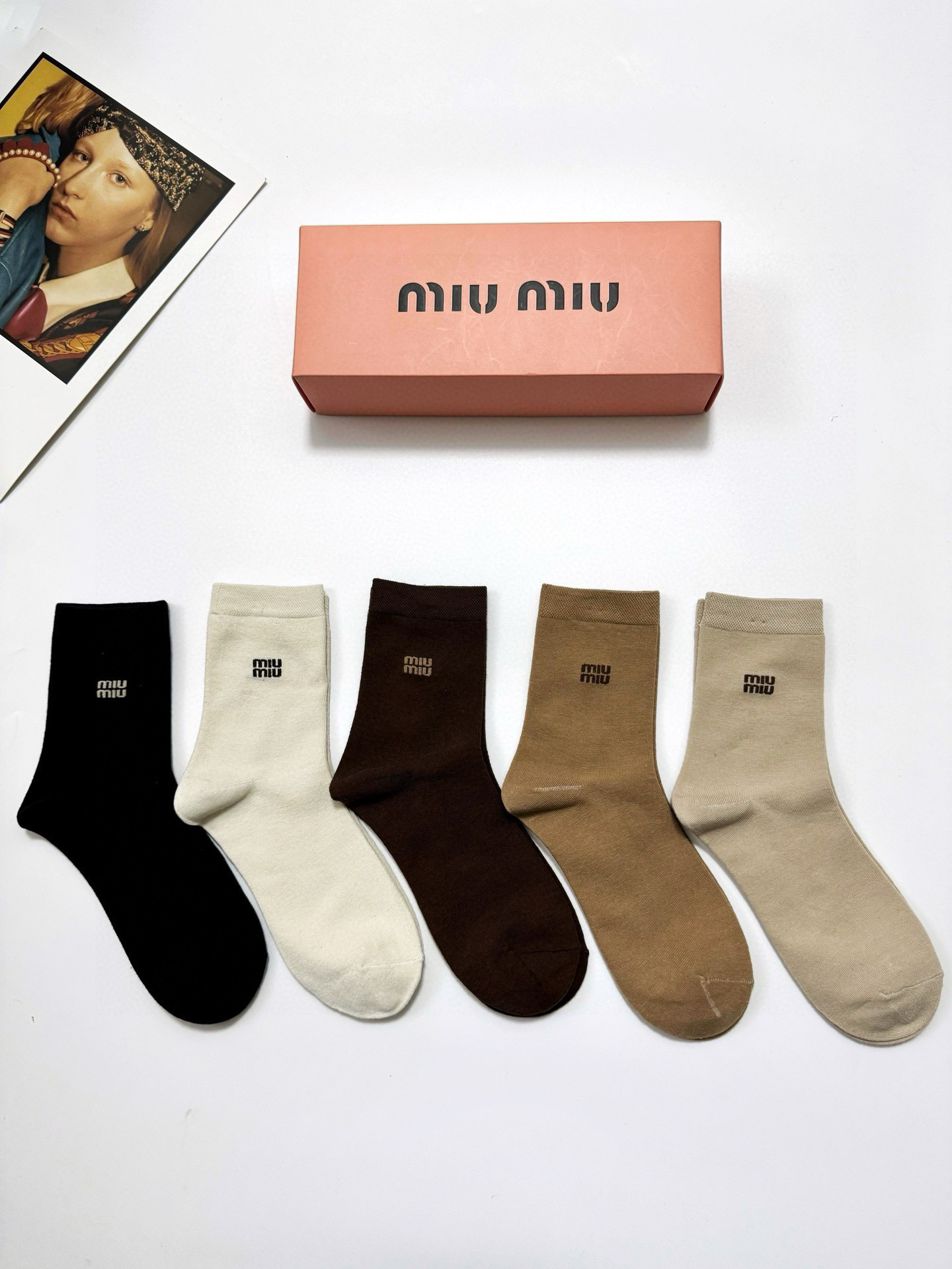 NO:294479,Packaging [one box of 5 pairs] Miumiu classic letters logo mid-tube stockings!  Soft and skin-friendly!  Ins hits!  The counter is on sale and you can see the explosion!  Super high quality!  Classic is out of date!  The quality of counter purchasing agents that trendy people must be missing, and it is very easy to wear!  Recommended recommendations~~ Must-in-apple small items!  !  socks, stockings, socks, miumiu, socks19860909配包装【一盒5 双】 缪缪 miumiu 经典字母 logo中筒袜 ！软糯亲肤！ ins爆款！专柜在售ing 好看到爆炸 ！超高品质！经典不过时！潮人必不能少的专柜代购品质 ,巨好穿！推荐推荐推荐～～必入小单品！！袜子,丝袜,袜子,miumiu,socks,accessory