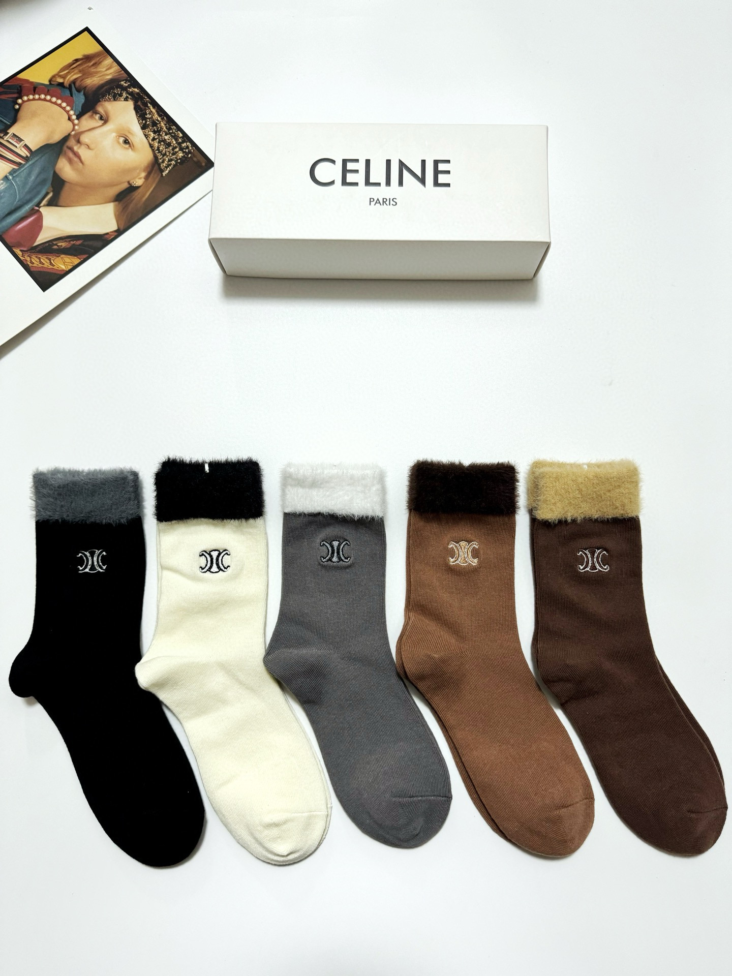 NO:294488,Packaging [one box of 5 pairs] Celine European and American brands Classic letter logo mink blended pure cotton mid-tube stockings!  Super soft and skin-friendly!  Ins hits!  The counter is on sale and you can see the explosion!  Super high quality!  Classic is out of date!  The quality of counter purchasing agents that trendy people must be missing, and it is very easy to wear!  Recommended recommendations~~ Must-in-apple small items!  !  socks, stockings, socks, celine, celine, socks19860909配包装【一盒5 双】 Celine 赛琳 欧美大牌 经典字母 logo 水貂绒混纺纯棉中筒袜 ！超级软糯亲肤！ ins爆款！专柜在售ing 好看到爆炸 ！超高品质！经典不过时！潮人必不能少的专柜代购品质 ,巨好穿！推荐推荐推荐～～必入小单品！！袜子,丝袜,袜子,celine,celine,socks,accessory