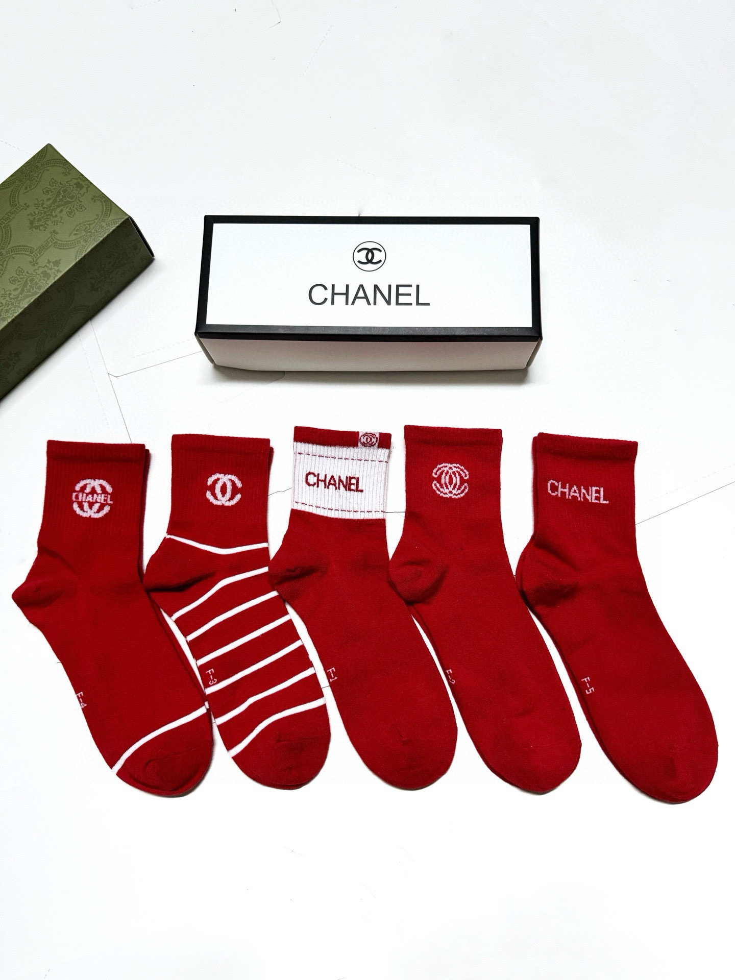 NO:294468,Packaging [one box of 5 pairs] Chanel Classic letter logo Pure cotton knitted mid-tube socks New Year socks.ins is super popular and popular, exquisite fabric, must-have for trendy people, classic color matching, personalized and fashionable and versatile style, you deserve socks, stockings, socks, chanel, chanel, socks19860909配包装【一盒5 双】 Chanel 香奈儿 经典字母logo 纯棉针织中筒袜 年袜.ins超火爆红人同款,精美 面料,潮人必备 ,经典配色 个性时尚百搭款,你值得拥有哦袜子,丝袜,袜子,chanel,chanel,socks,accessory