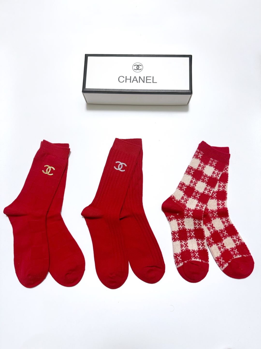 NO:294492,Packaging [one box of 3 pairs] Chanel Classic Double C Letter Logo Pure Cotton Medium Socks Calf Socks New Year Socks Super soft and skin-friendly!  Warm and fashionable!  Ins hits!  The counter is on sale and you can see the explosion!  Super high quality!  Classic is out of date!  The quality of counter purchasing agents that trendy people must be missing, and it is very easy to wear!  Recommended recommendations~~ Must-in-apple small items!  !  socks, stockings, socks, chanel, chanel, socks19860909配包装【一盒3双】 Chanel 香奈儿 经典双C 字母 logo 纯棉中筒袜 小腿袜 年袜 超级软糯亲肤！保暖又时尚！ ins爆款！专柜在售ing 好看到爆炸 ！超高品质！经典不过时！潮人必不能少的专柜代购品质 ,巨好穿！推荐推荐推荐～～必入小单品！！袜子,丝袜,袜子,chanel,chanel,socks,accessory