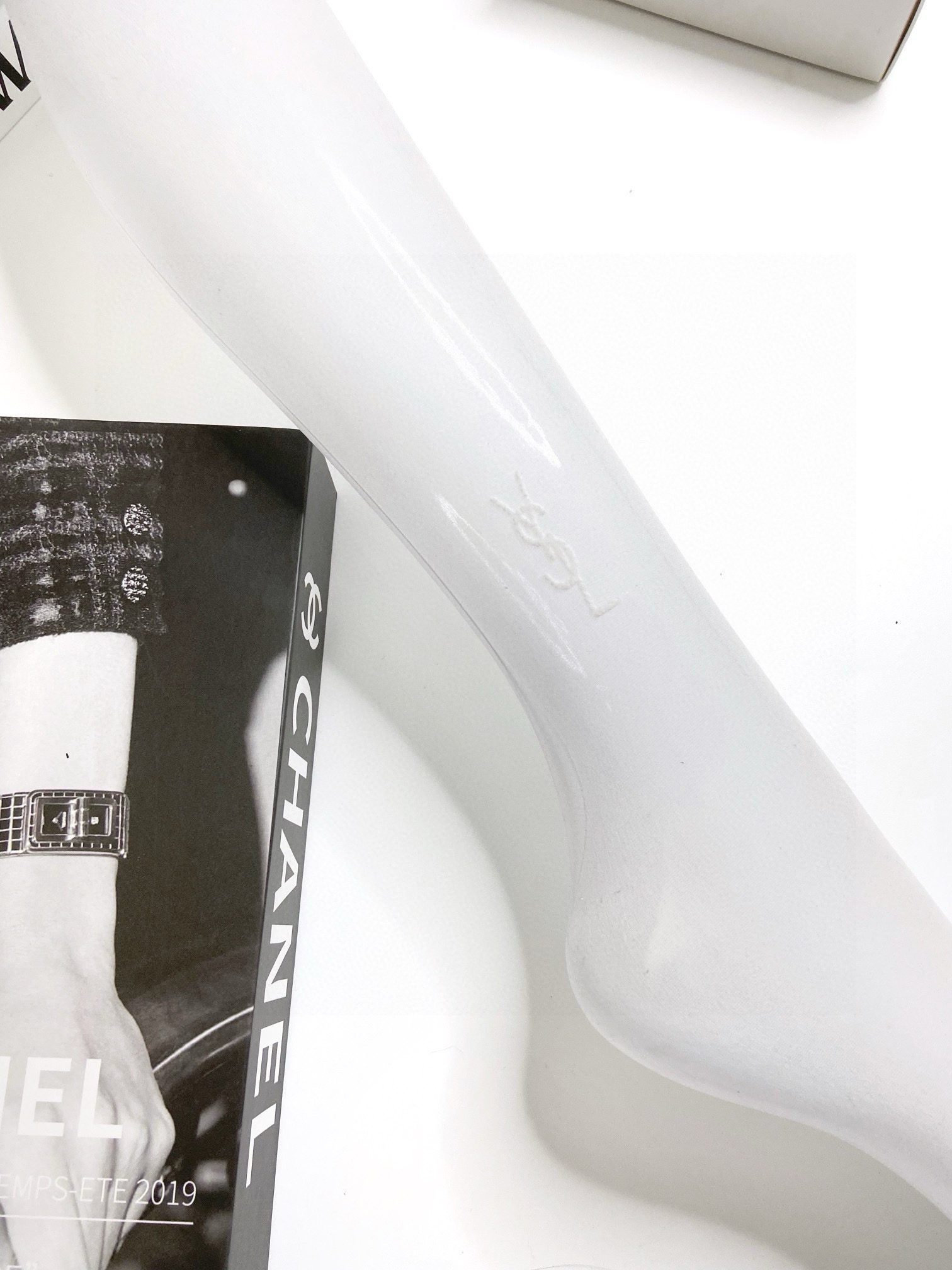 Luxurious Black Silk Packaging for Saint Laurent’s YSL Stockings and Rose’s Superstar Essentials - 图片 5