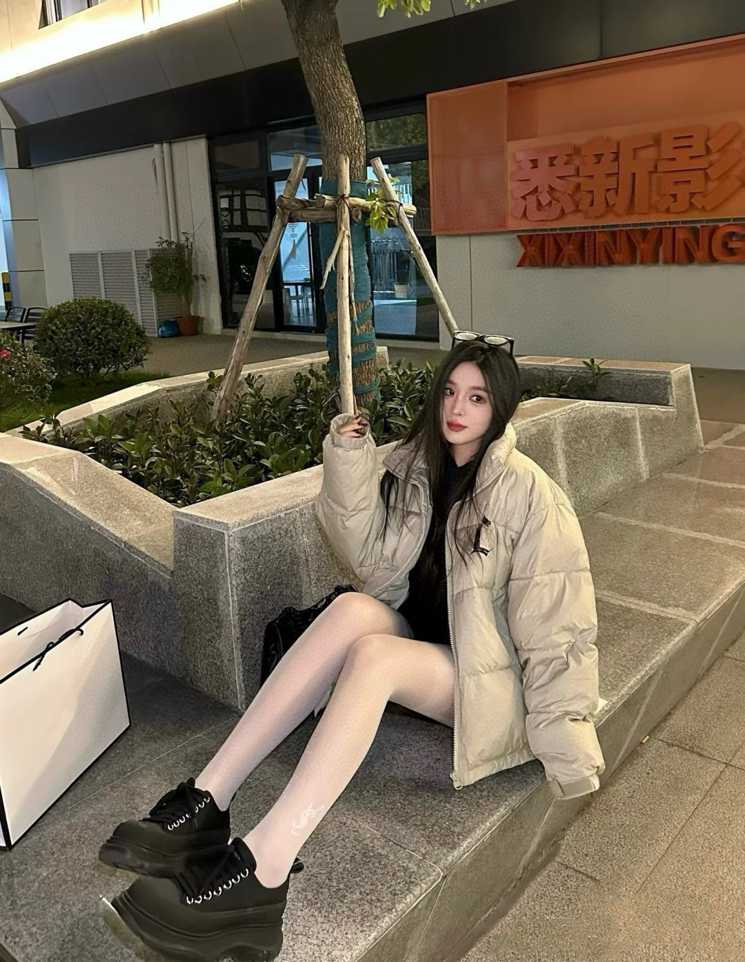 Luxurious Black Silk Packaging for Saint Laurent’s YSL Stockings and Rose’s Superstar Essentials - 图片 2
