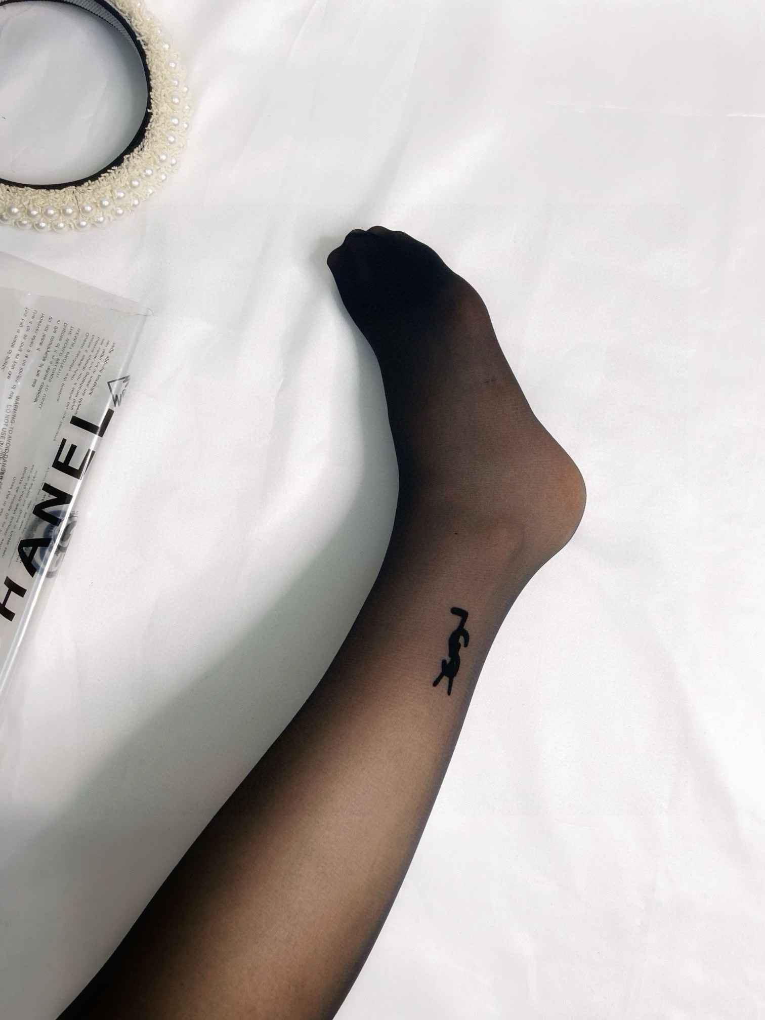 Luxurious Black Silk Stockings by Saint Laurent and Rose’s Winter Essentials - 图片 7